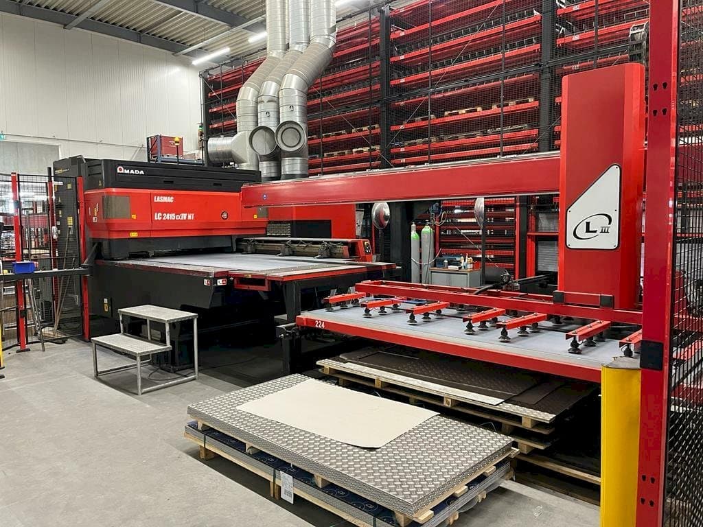 A AMADA LC2415 a IV NT gép elölnézete