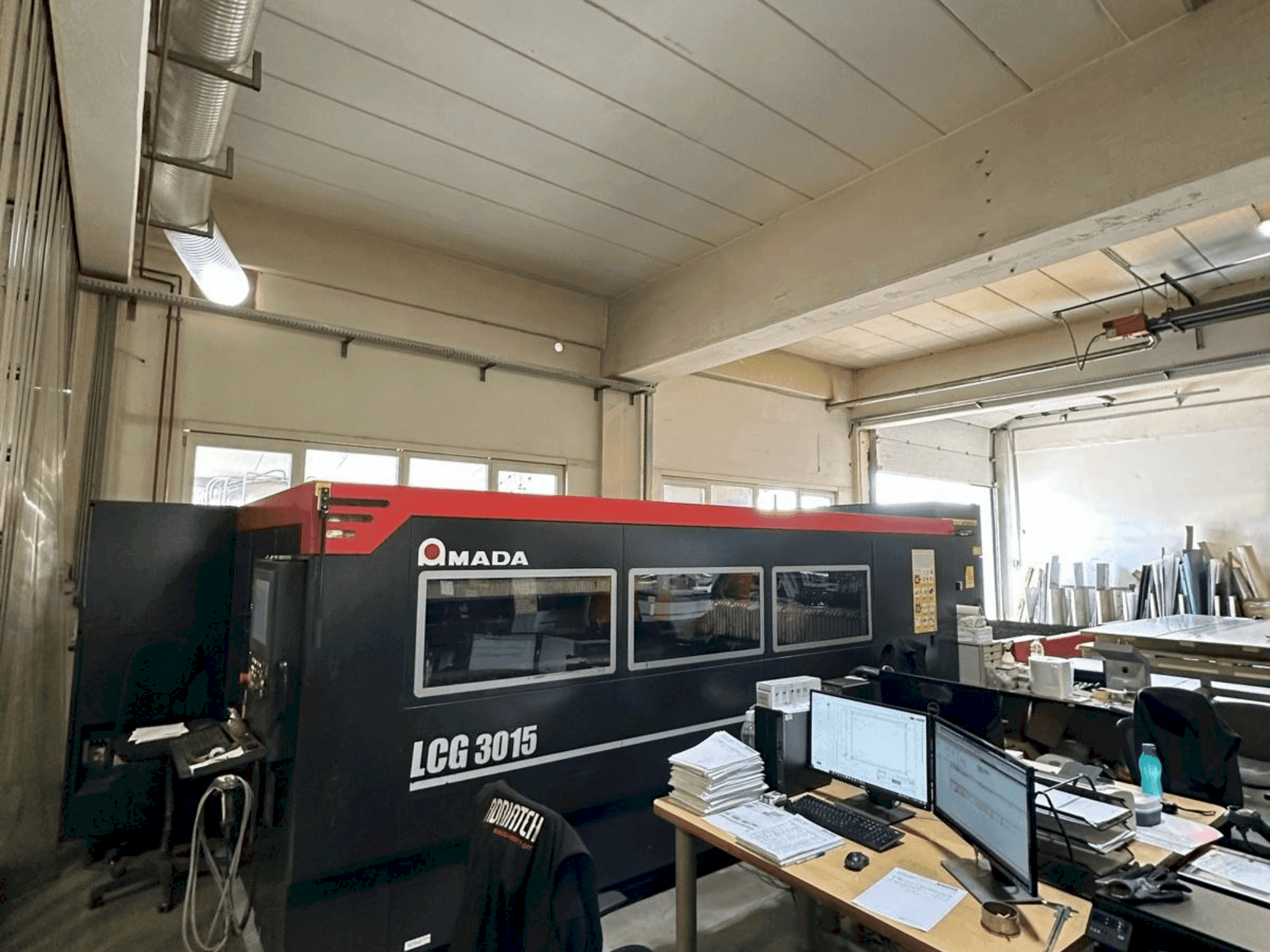 A AMADA LCG-3015 gép elölnézete