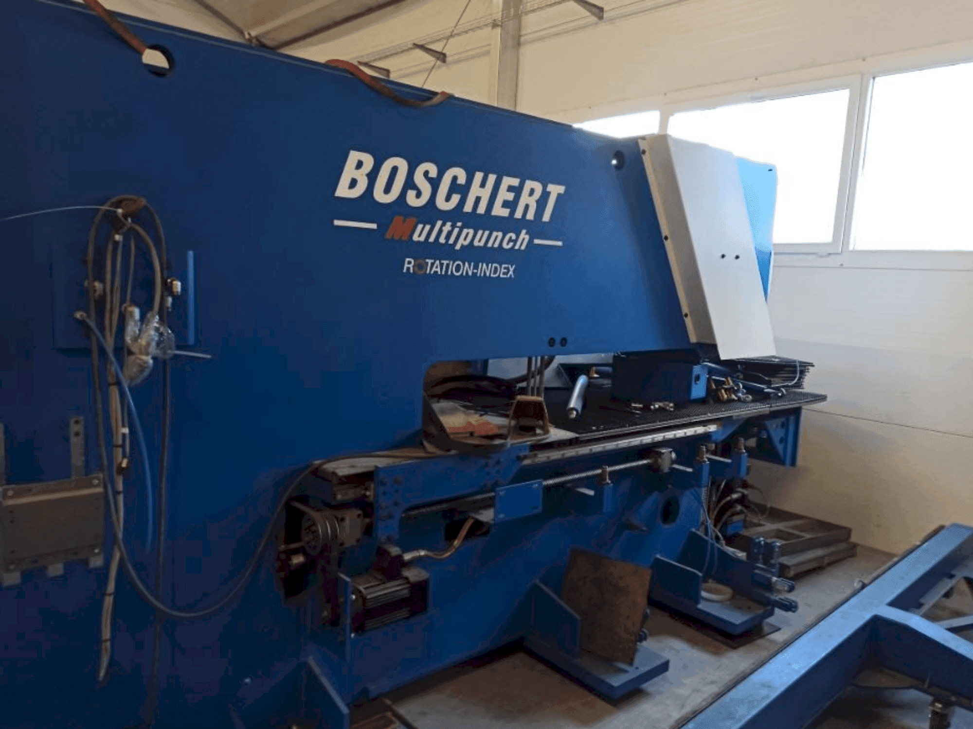 A BOSCHERT MULTIPUNCH 1250  gép elölnézete