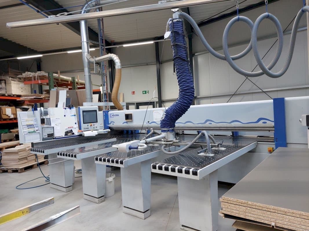 A HOLZMA HPP 380  gép elölnézete