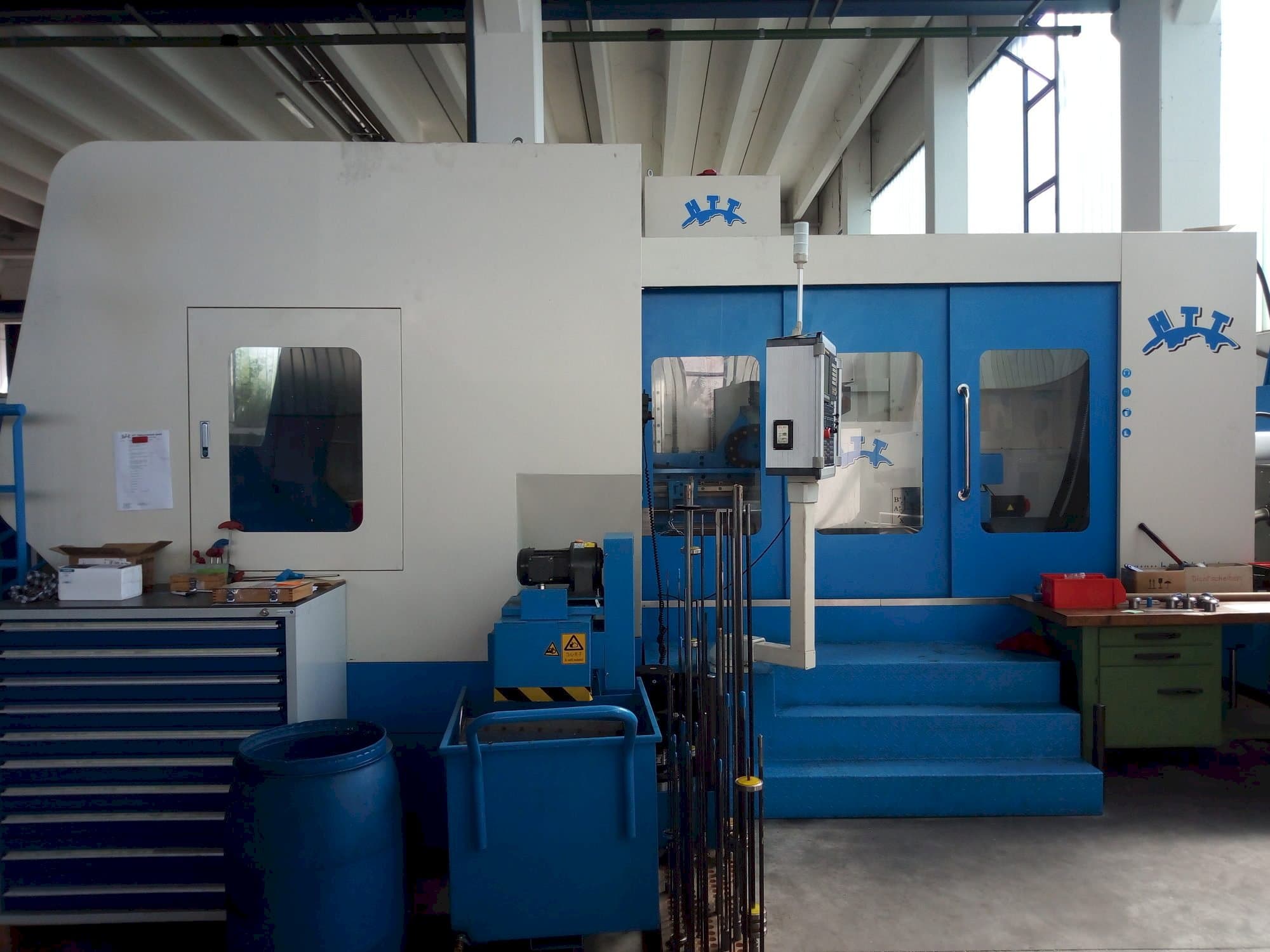 A HTT KBR6-1008 gép elölnézete