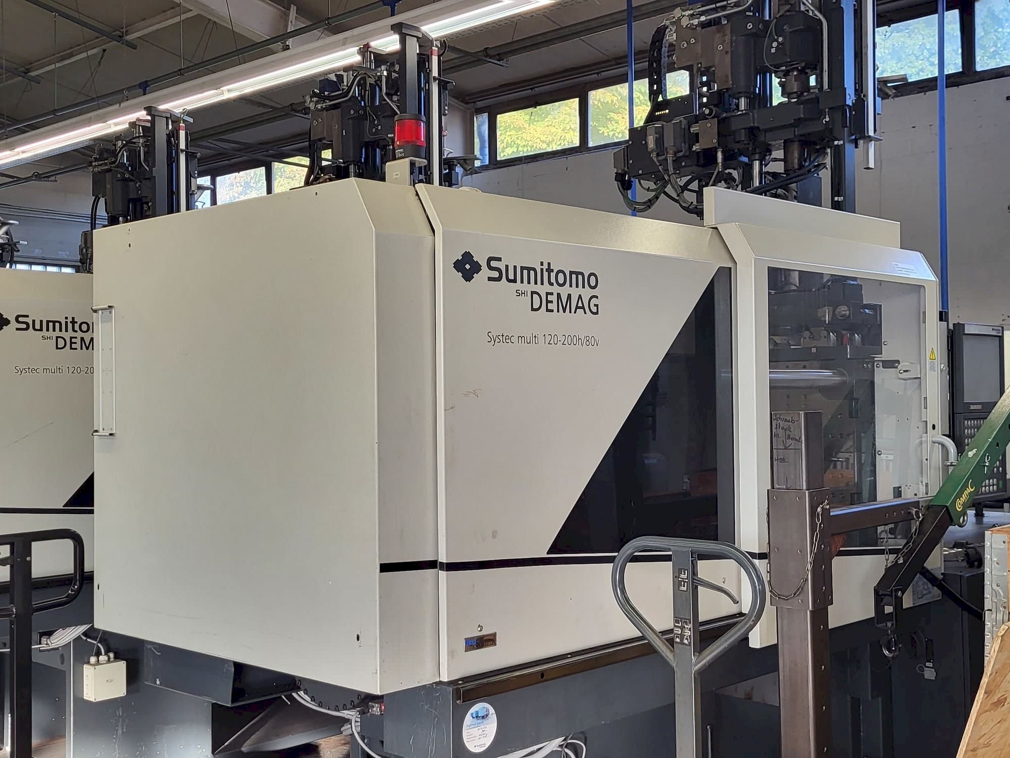 A Sumitomo SHI DEMAG Multi 120/470-200h/80V gép oldalnézete
