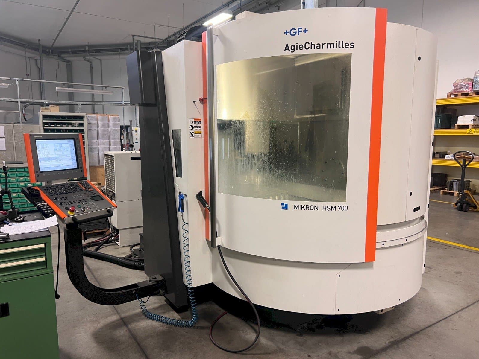 A AgieCharmilles MIKRON HSM 700 gép elölnézete