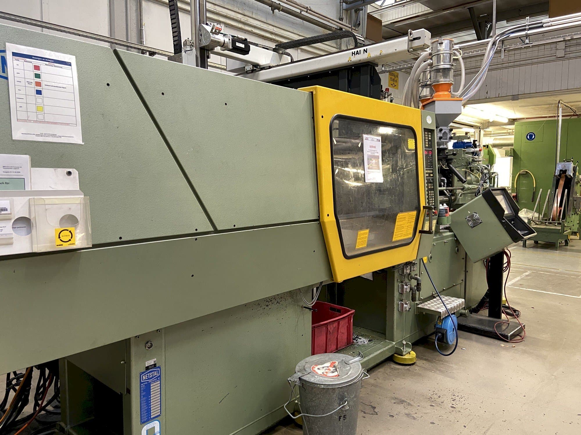 A Netstal Synergy 1500K/460 gép elölnézete