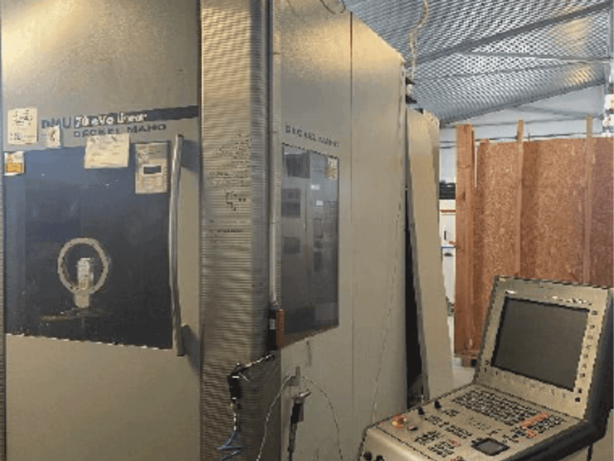 A DMG DECKEL MAHO DMU 70 eVo  gép elölnézete