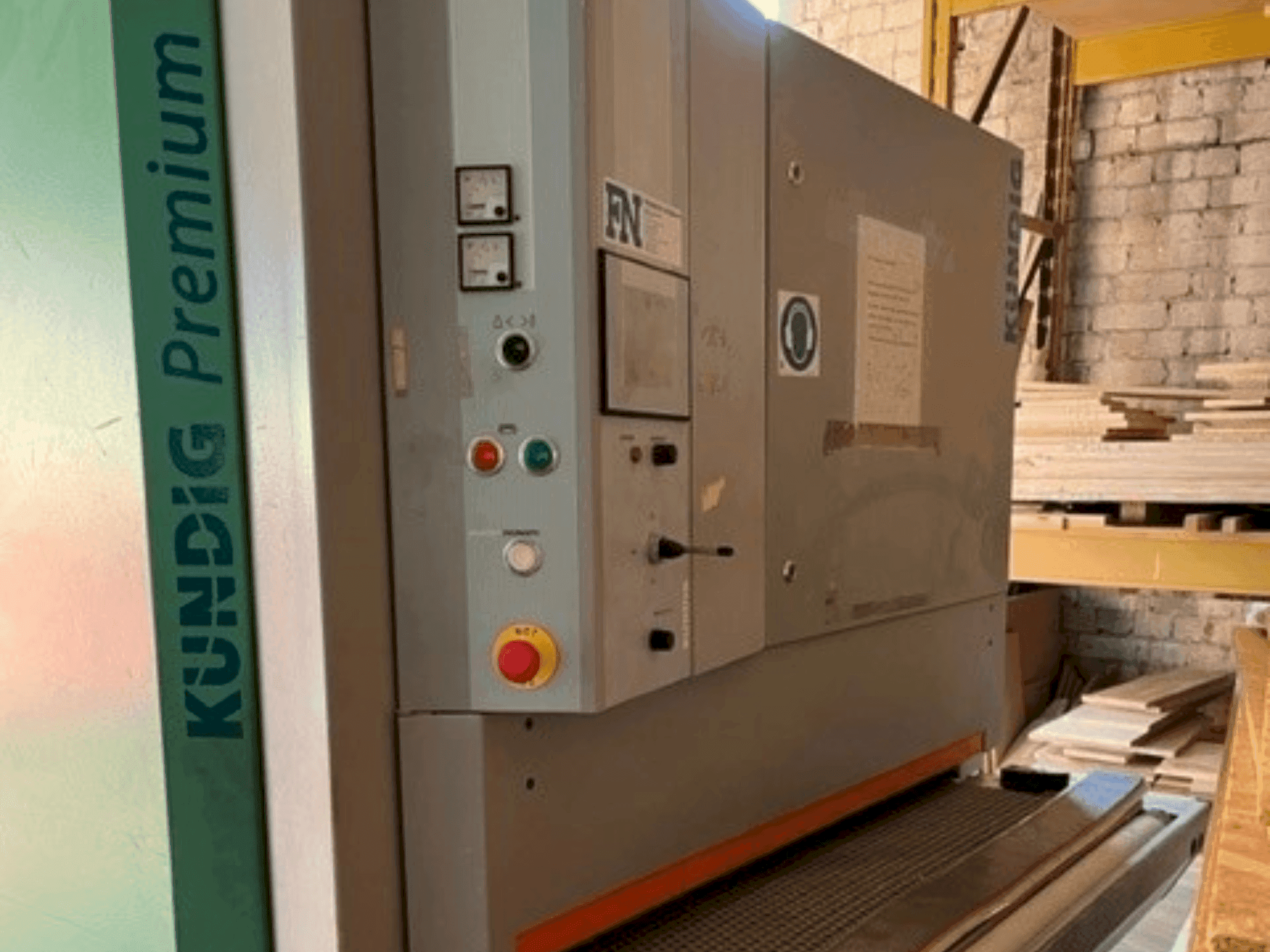 A Kundig Premium 2 1100-RE gép elölnézete