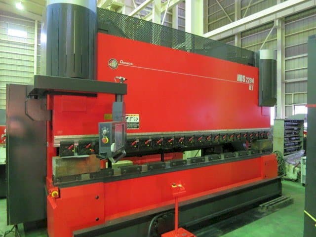 A AMADA HDS 2204NT gép oldalnézete