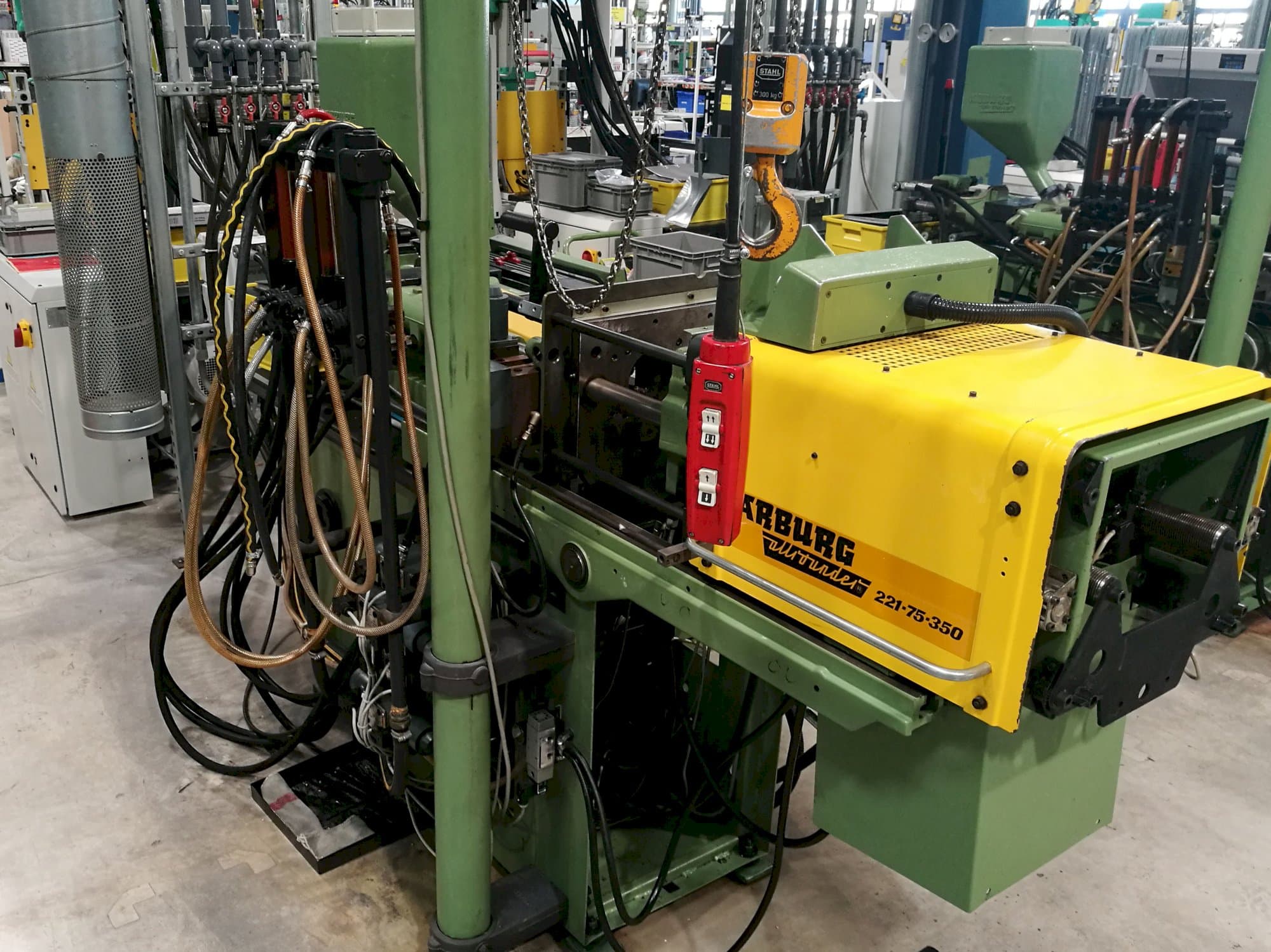 A Arburg Allrounder 221-75-350 gép jobb nézete