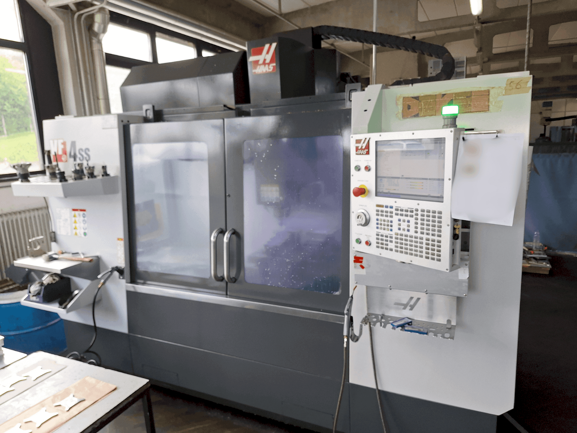 A HAAS VF-4SS  gép elölnézete