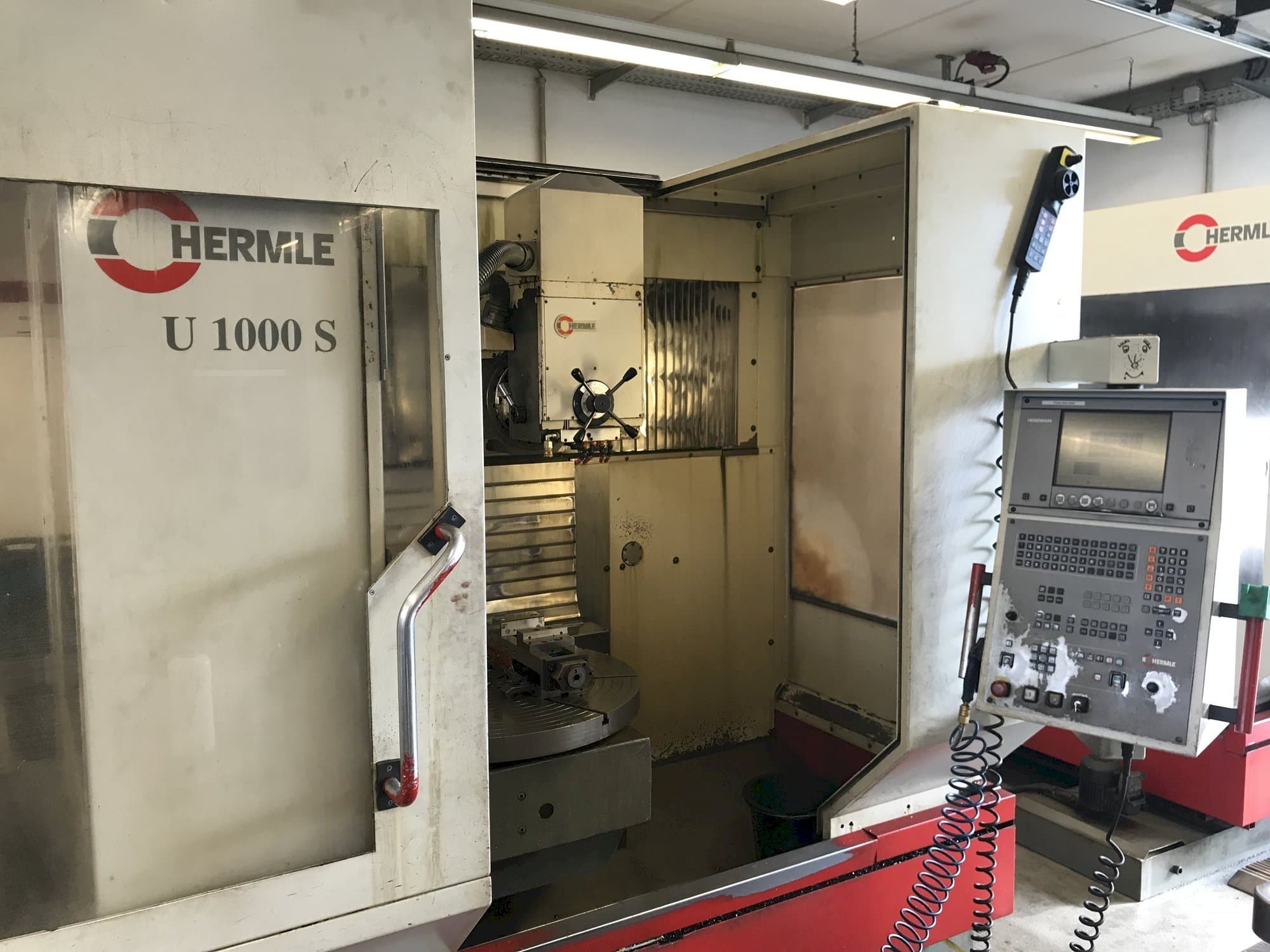 A HERMLE U 1000 S gép elölnézete