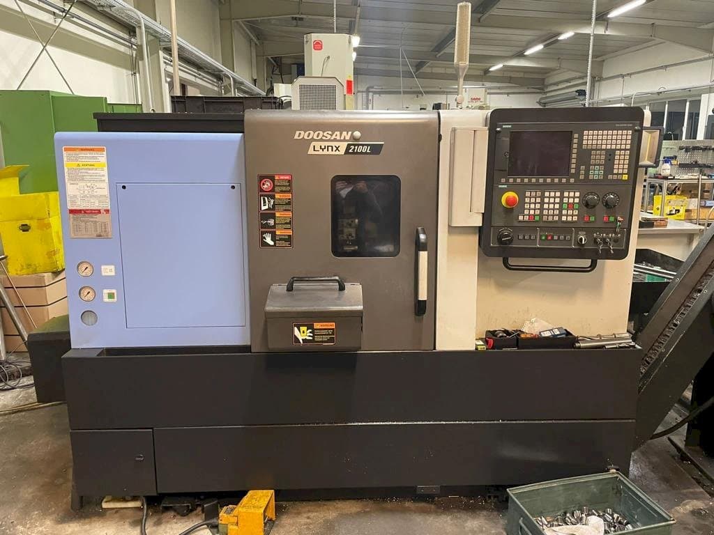 A Doosan Lynx 2100LB gép elölnézete
