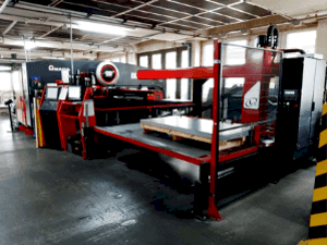 A AMADA EMK 3610NT gép elölnézete