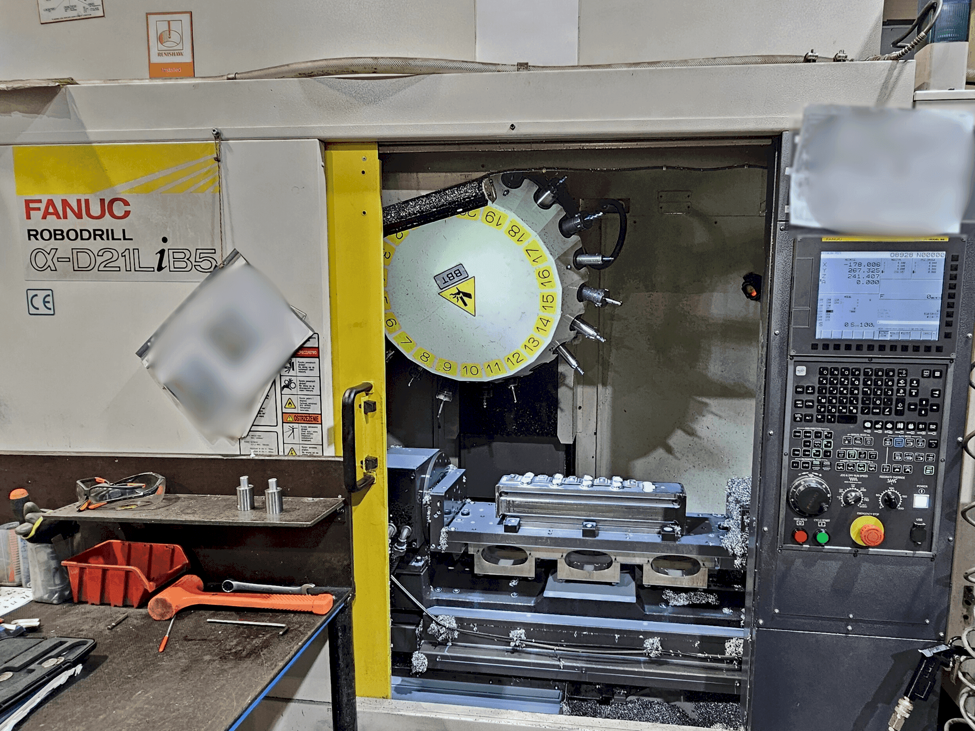 A FANUC Robodrill α-D21L iB 5 gép elölnézete