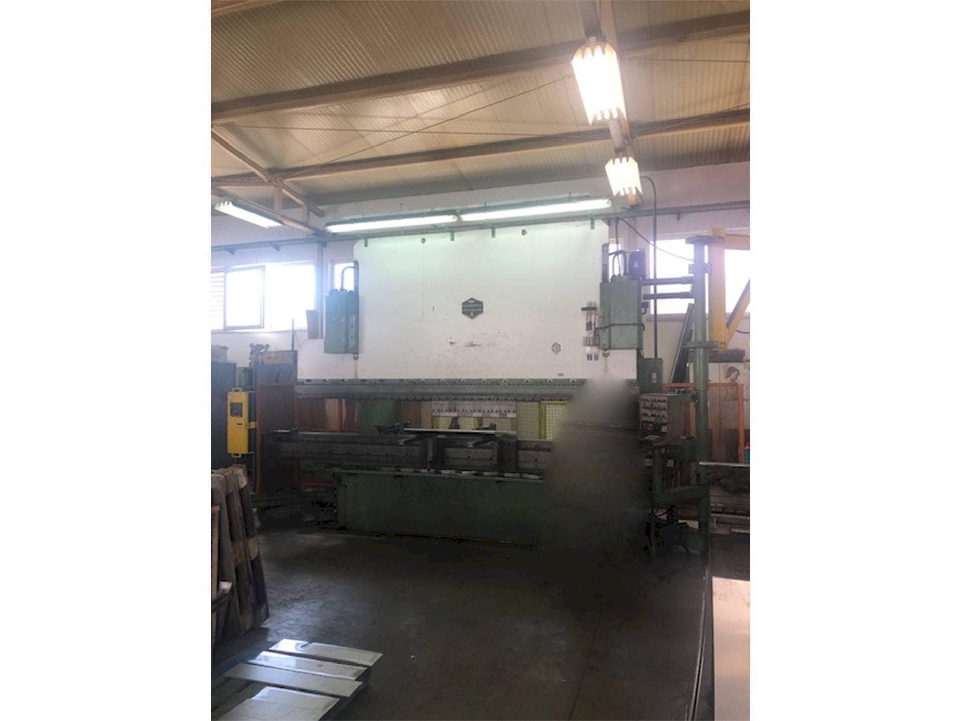 A HAMMERLE AP CNC 200 SID gép elölnézete