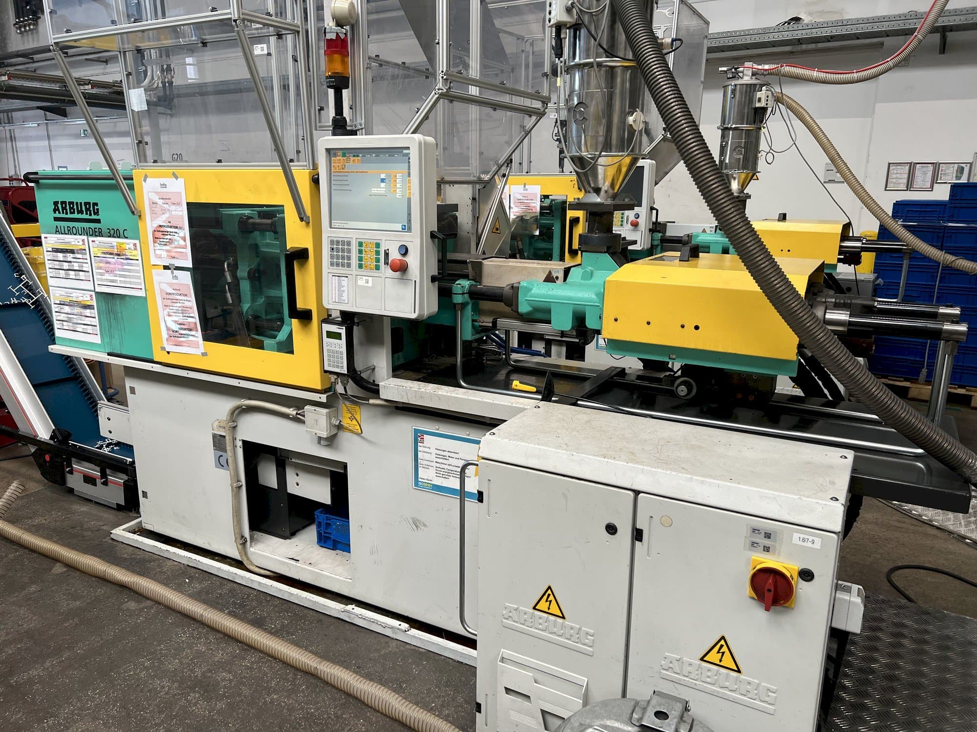 A Arburg Allrounder 320C 500 - 170 gép elölnézete