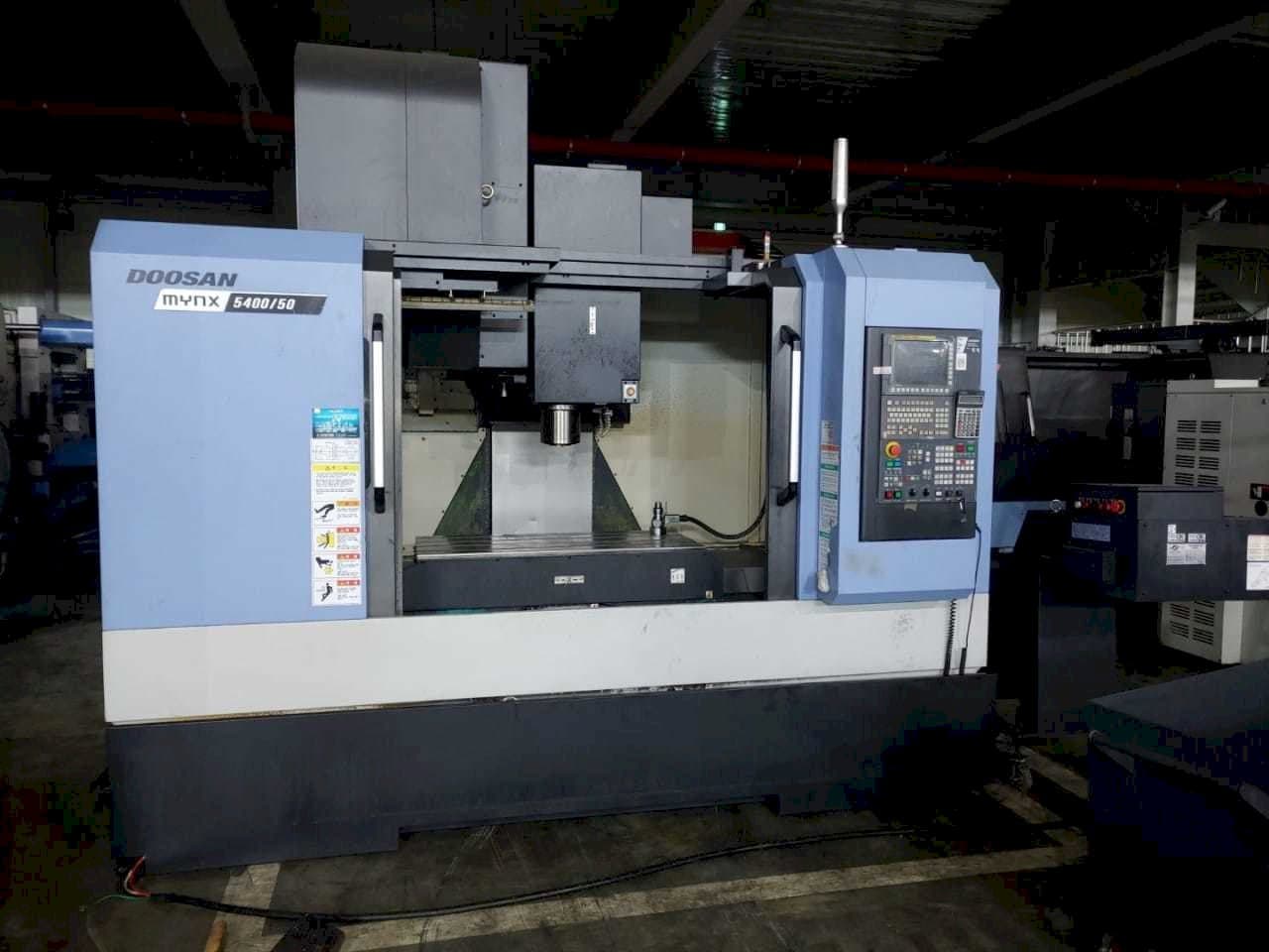 A Doosan MYNX 5400/50 gép elölnézete