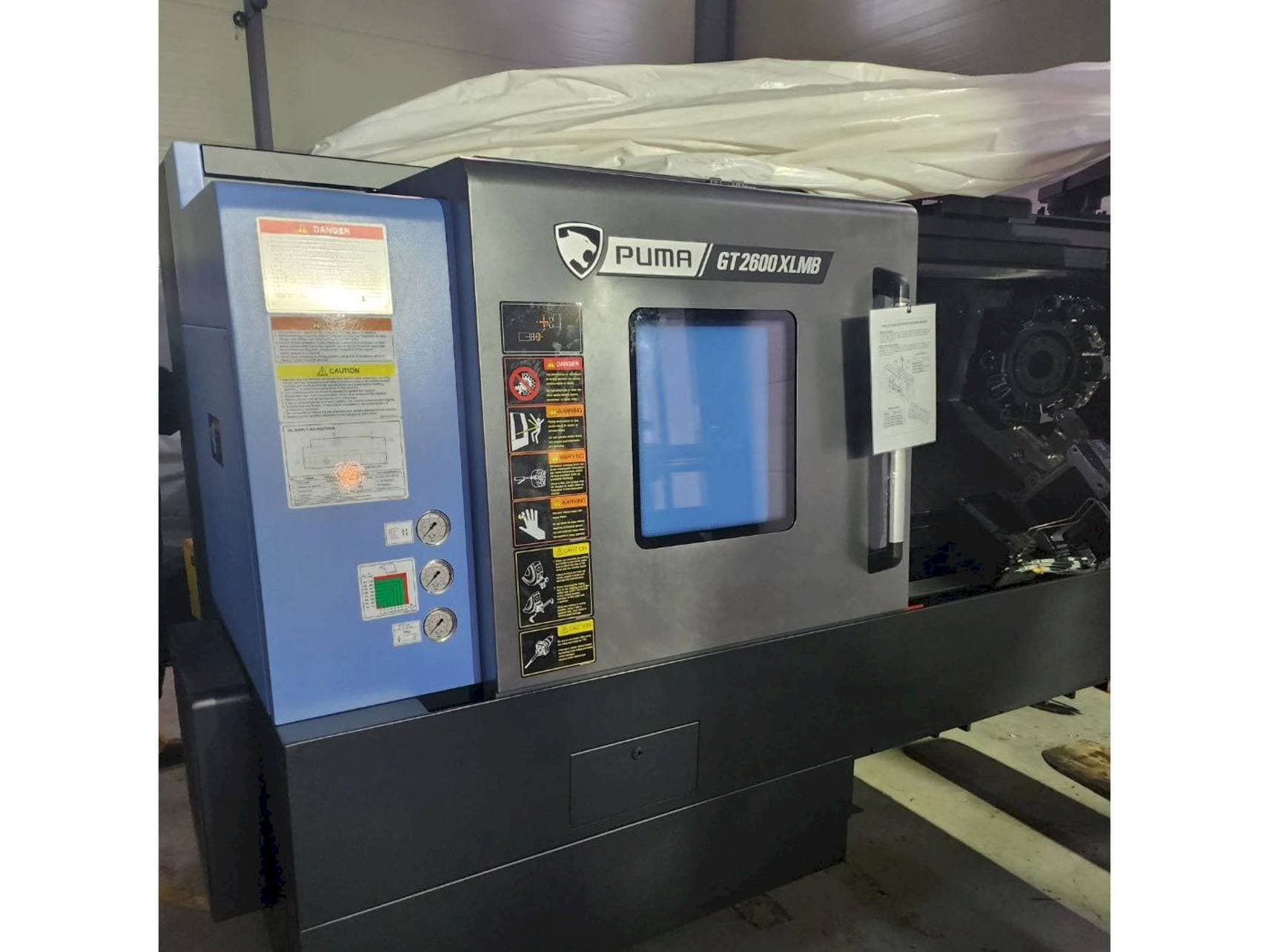 A DN SOLUTIONS gép elölnézete