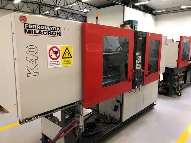 A FERROMATIK MILACRON K40 D-E gép oldalnézete