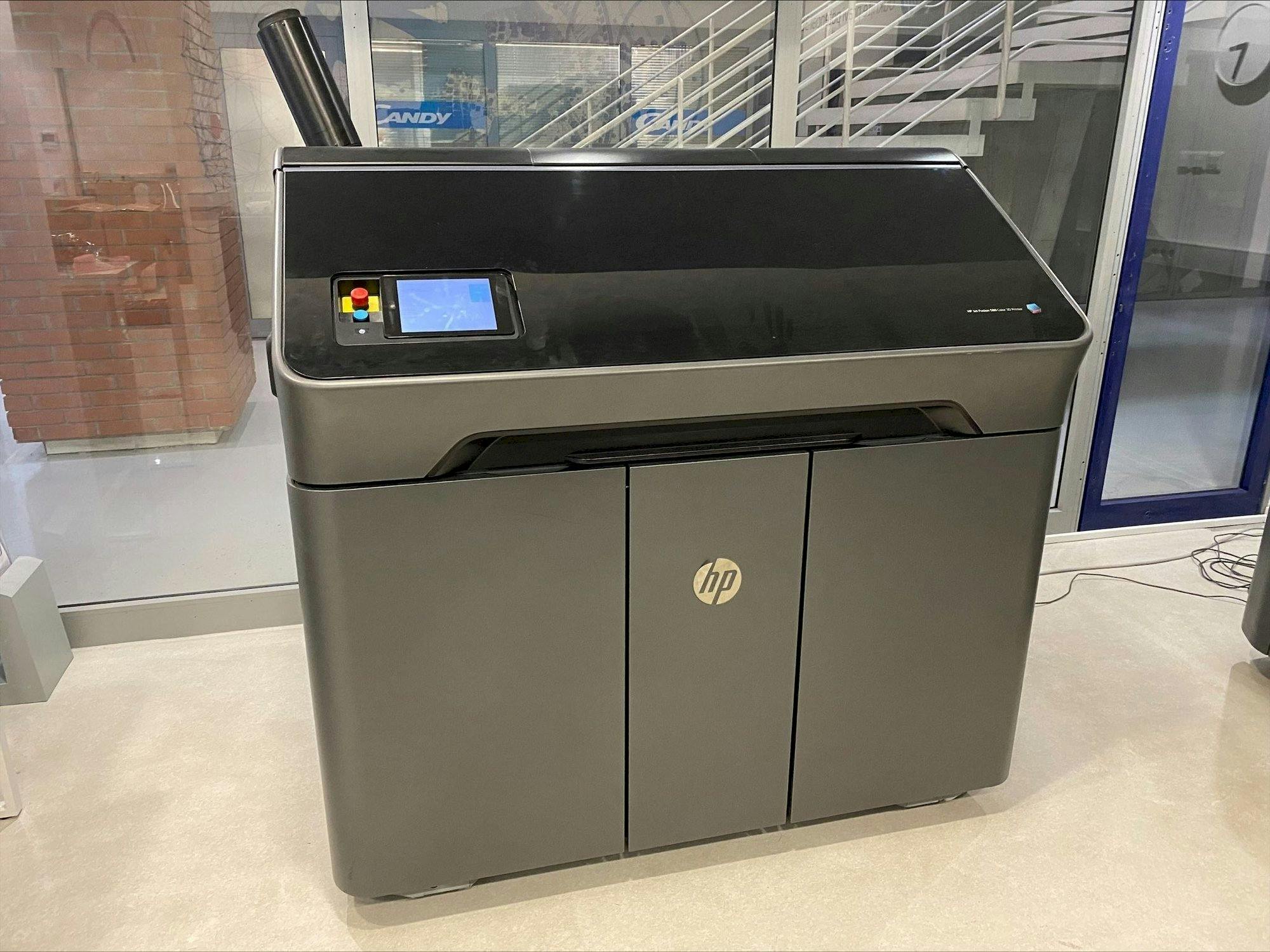 A HP Jet Fusion 580 Color 3D printer M2K85A  gép elölnézete