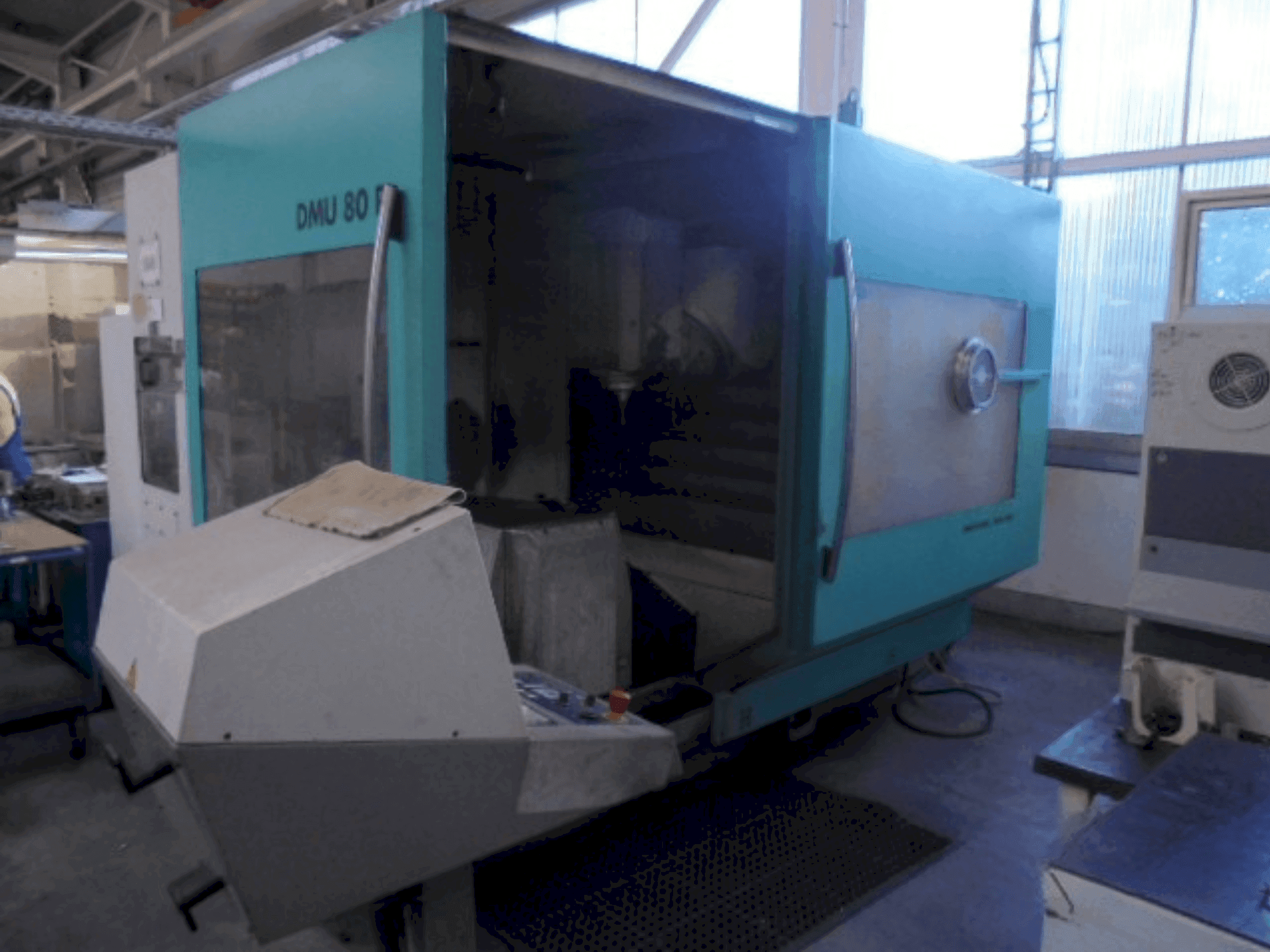 A DECKEL MAHO DMU 80P gép elölnézete
