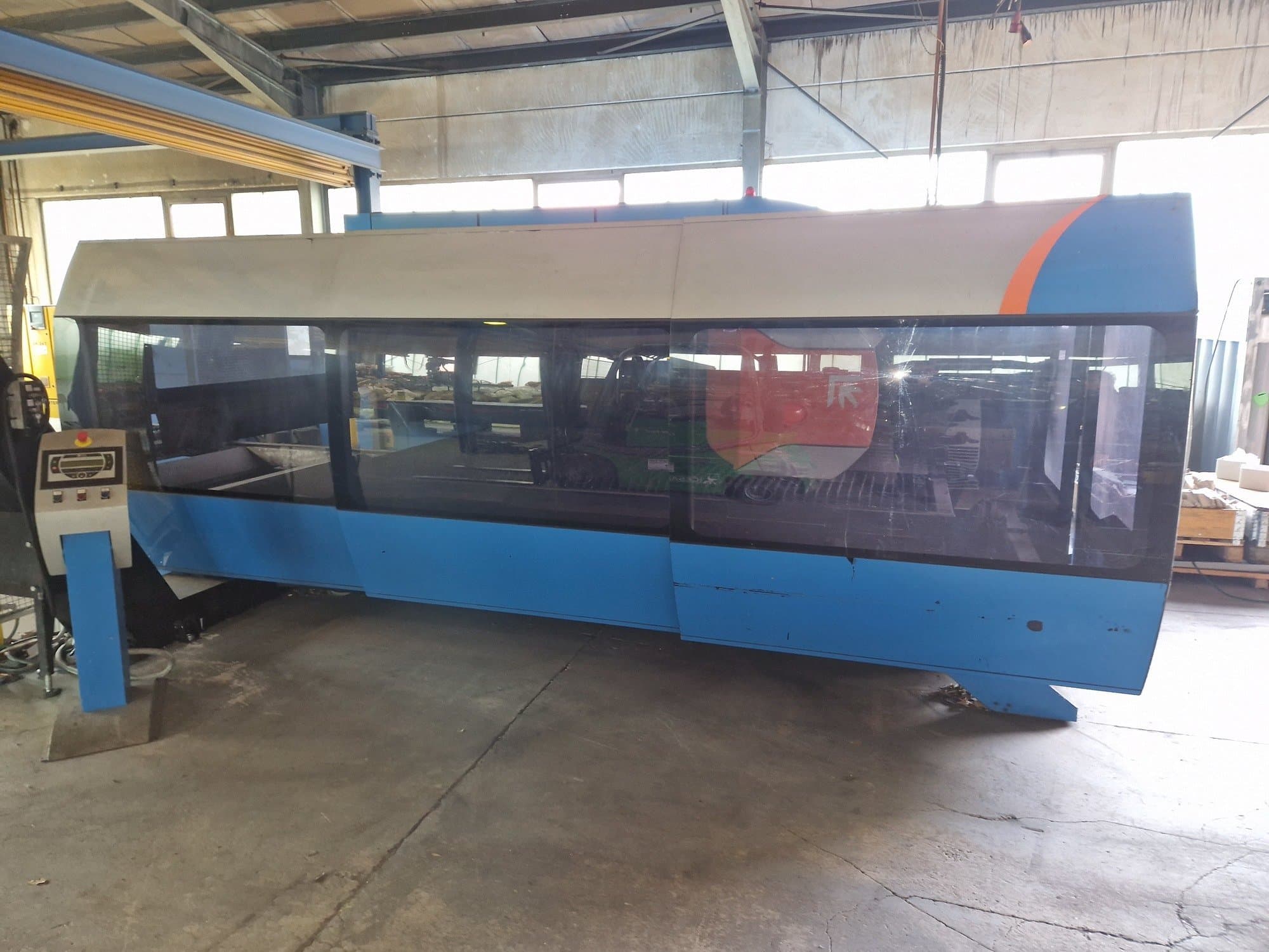 A Prima Power CP 4000 Zaphiro gép elölnézete