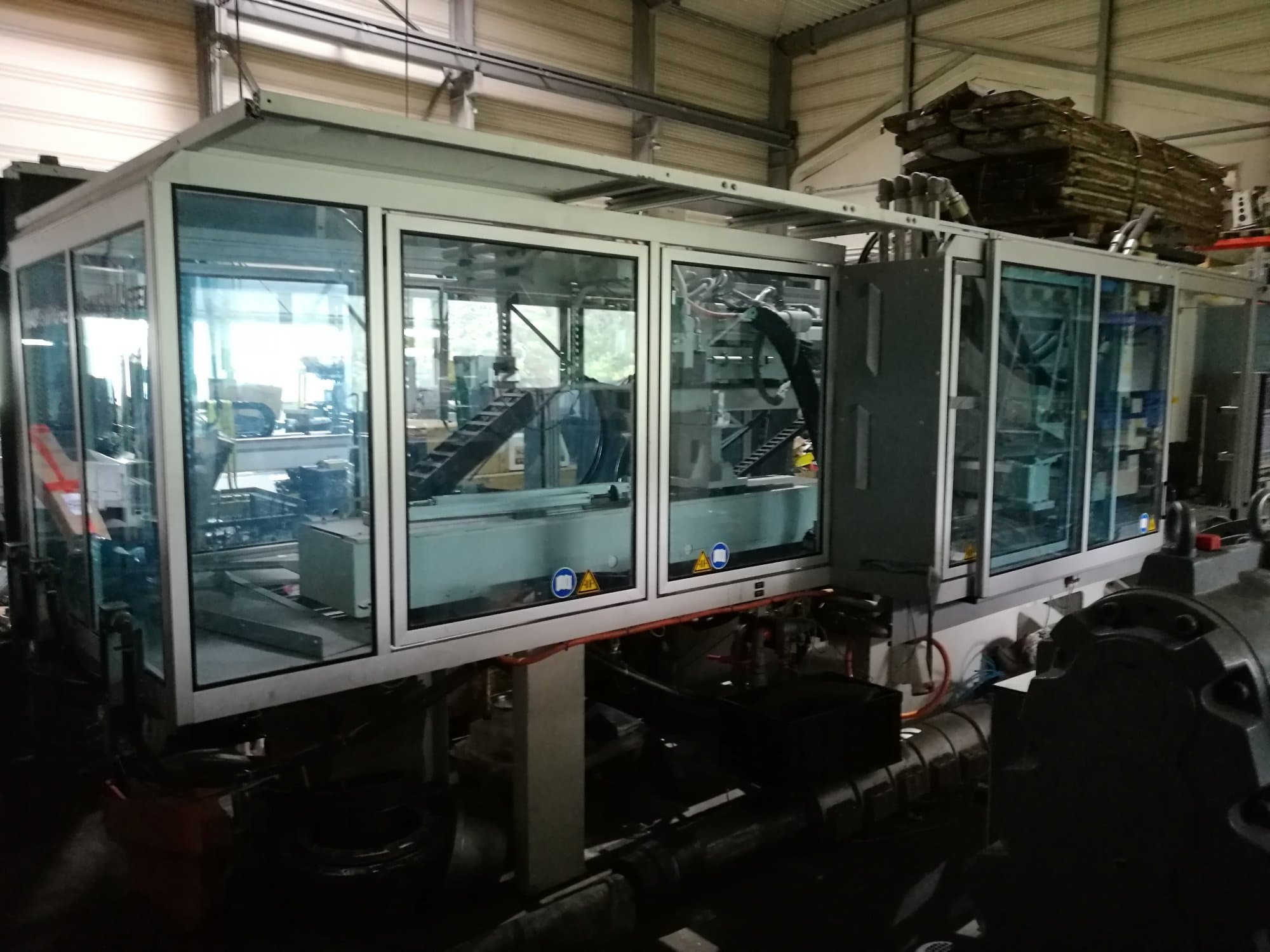 A Krauss Maffei 280-700-700 C3 Twin gép elölnézete