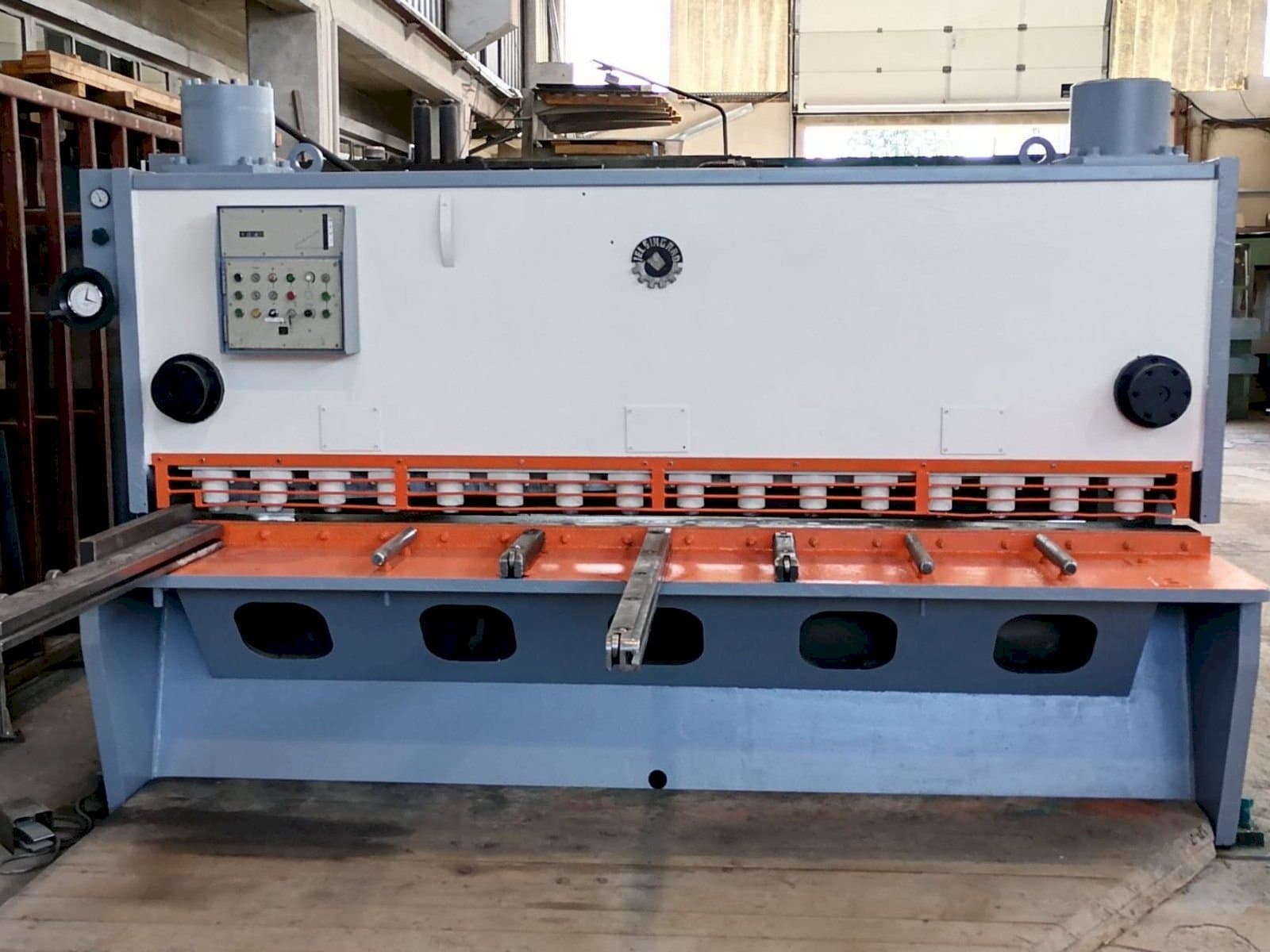 A Jelšingrad MVCS 3100/13 gép elölnézete