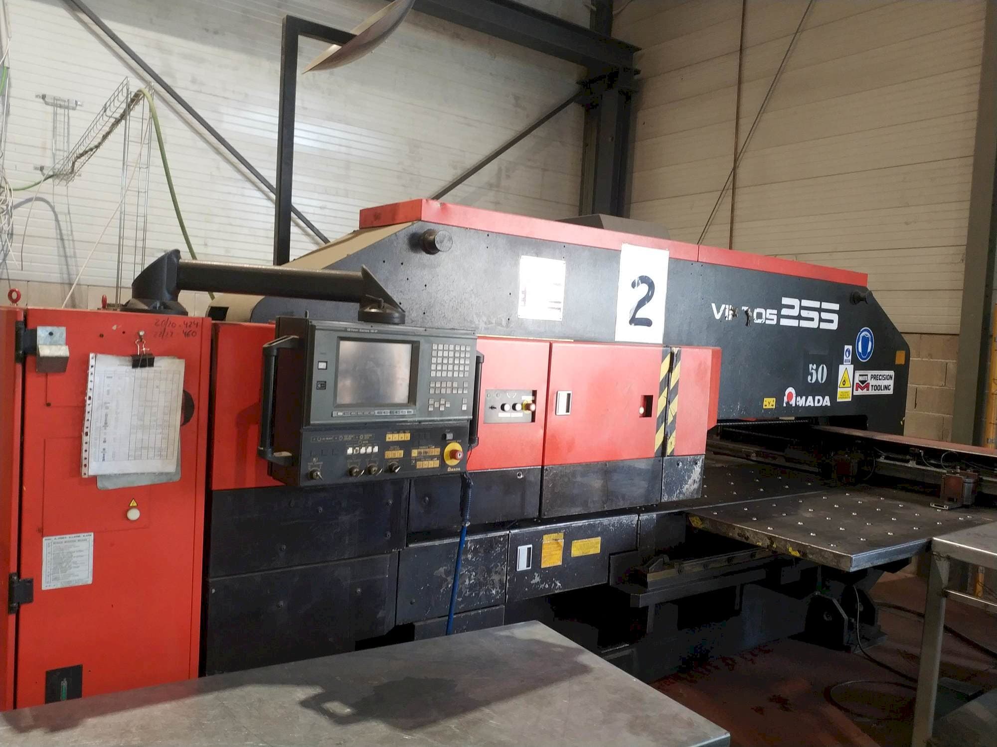 A AMADA VIPROS 255 gép elölnézete