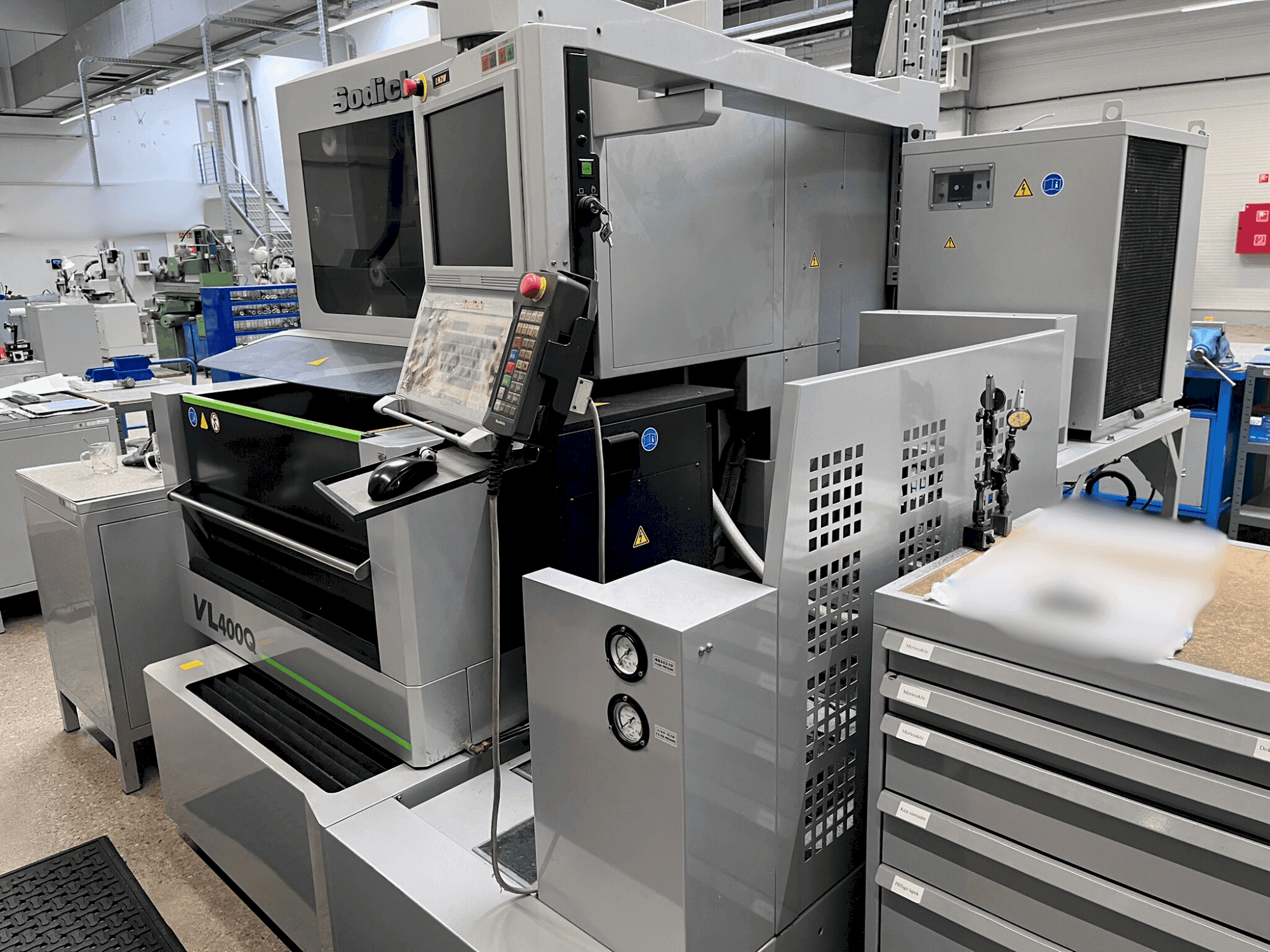 A Sodick VL 400Q  gép elölnézete