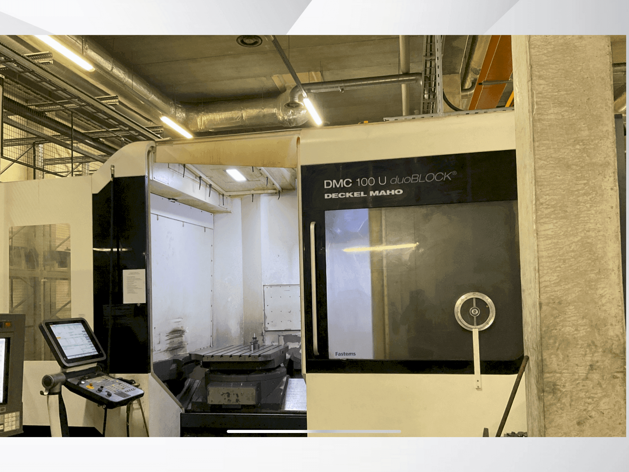A DMG DECKEL MAHO DMC 100U duoBLOCK gép elölnézete