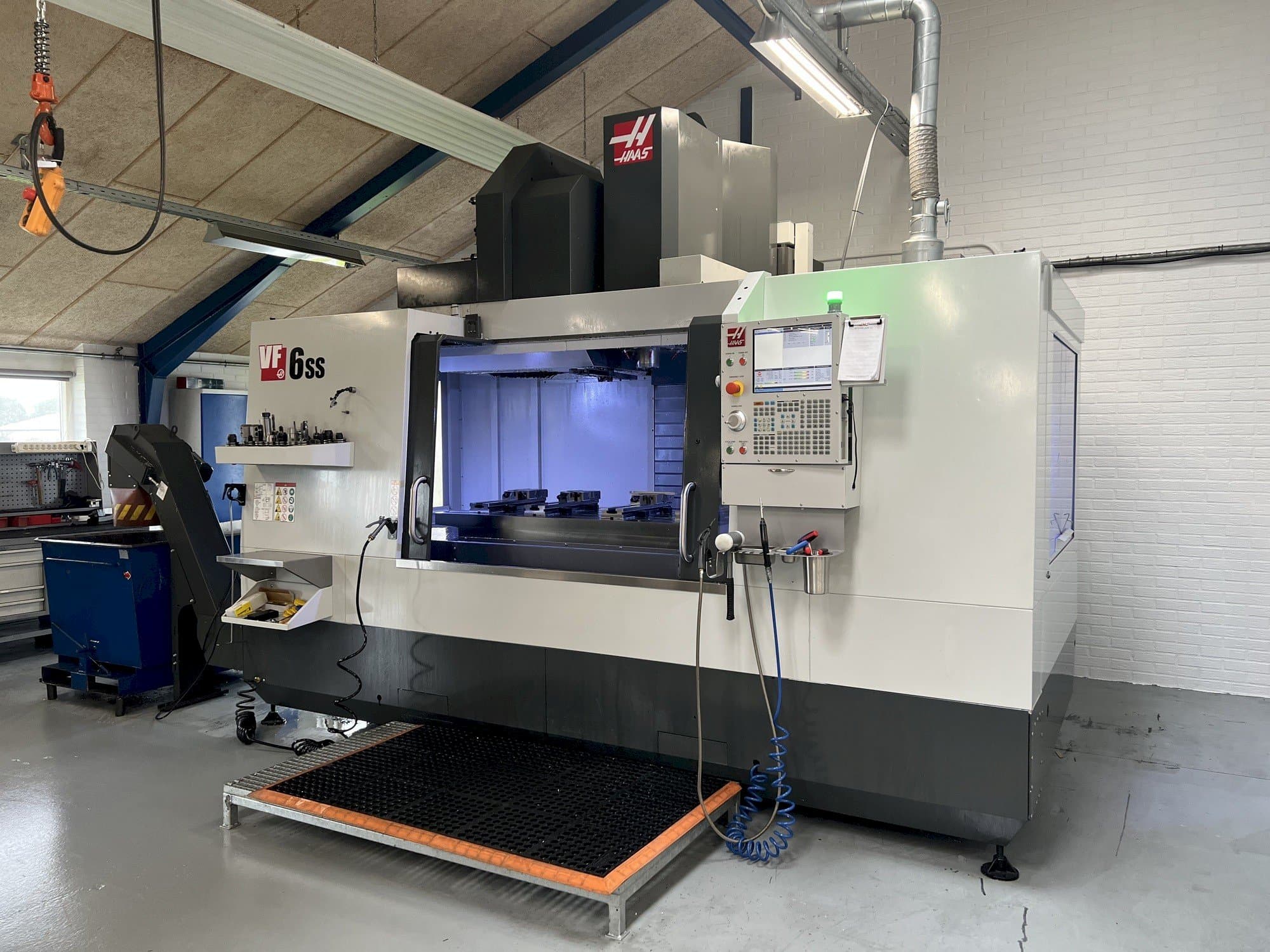 A HAAS VF6-SS gép elölnézete