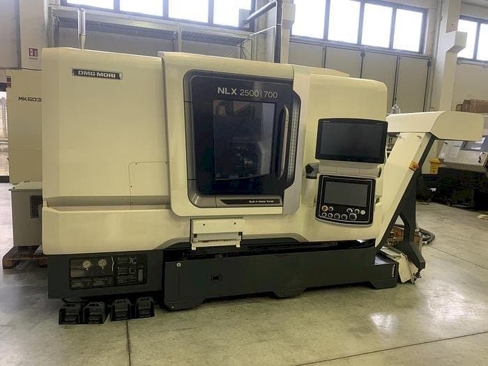 A DMG MORI NLX 2500SY gép elölnézete