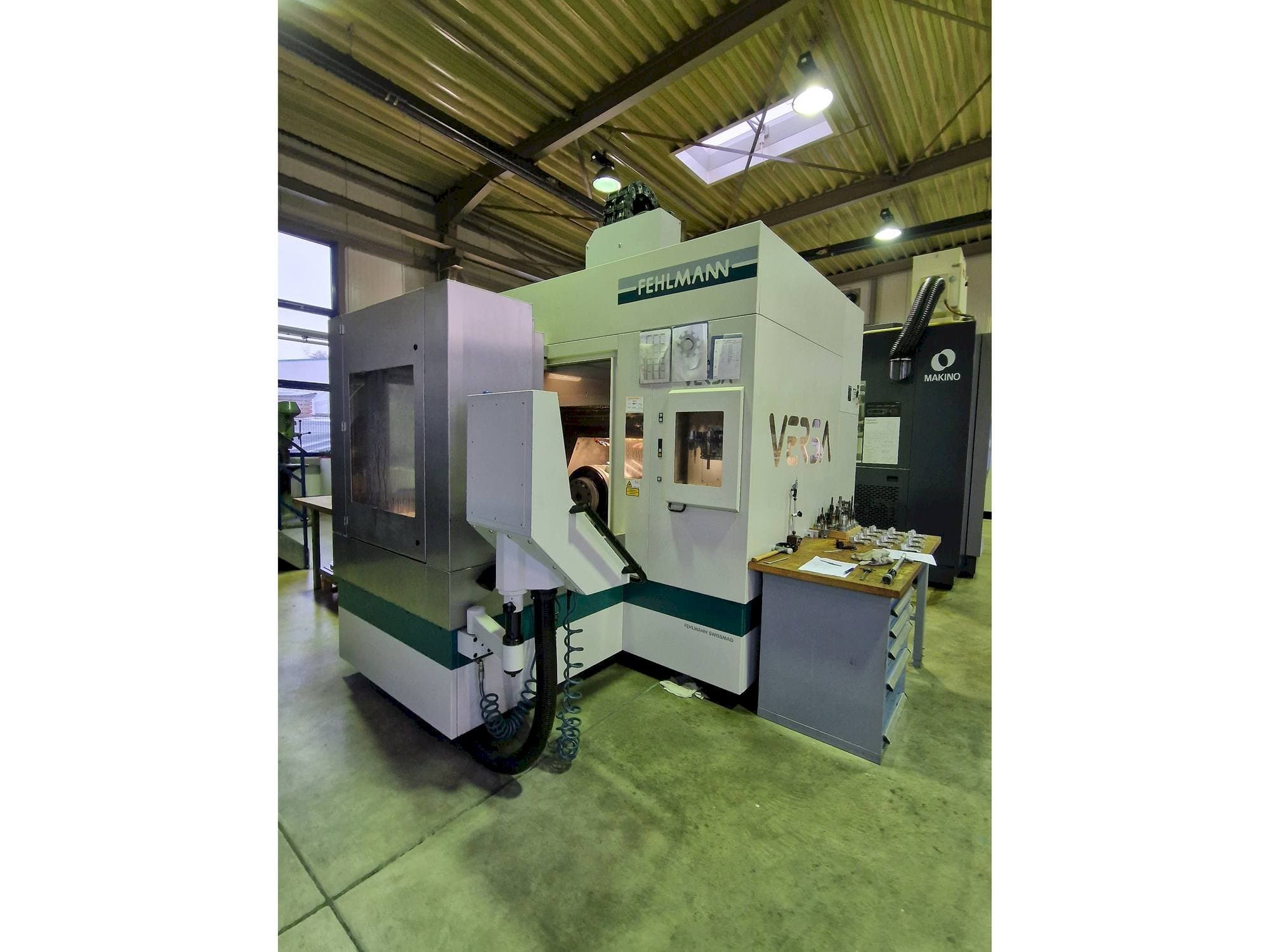 A FEHLMANN Versa P825 gép elölnézete