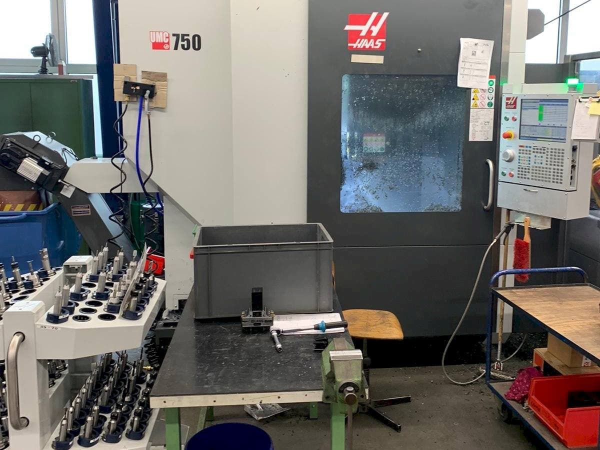 A HAAS UMC - 750 gép elölnézete