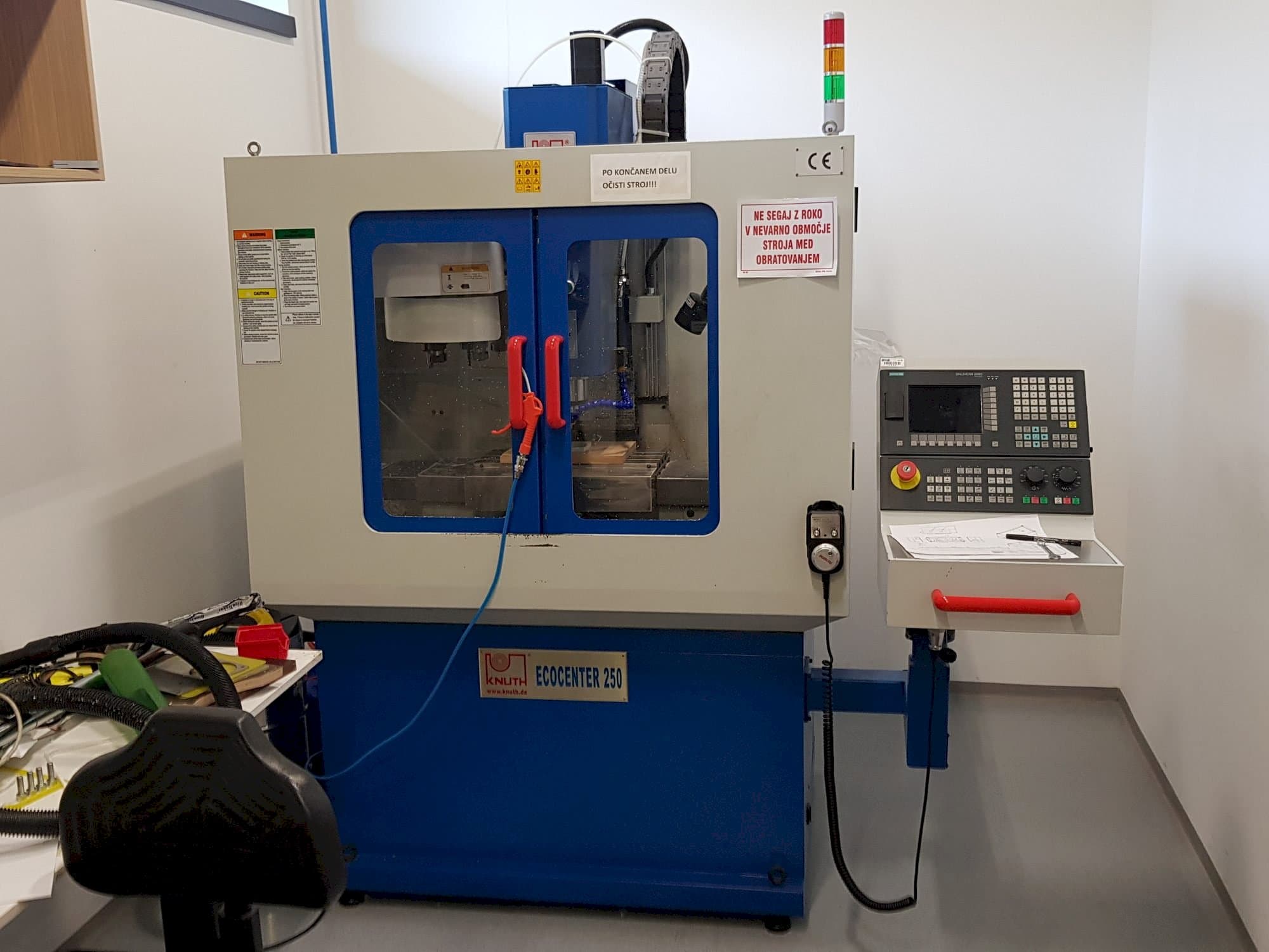 A KNUTH EcoCenter 250 gép elölnézete