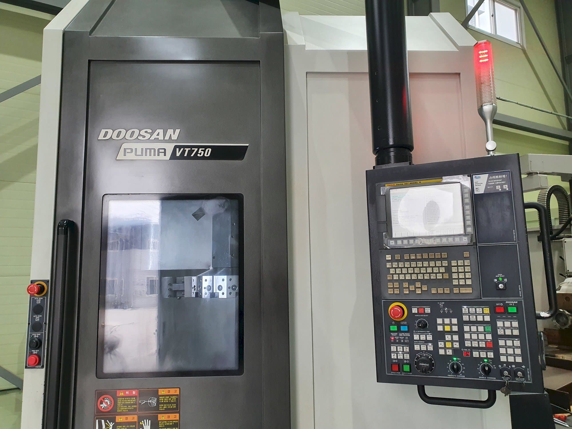 A Doosan VT750 gép elölnézete