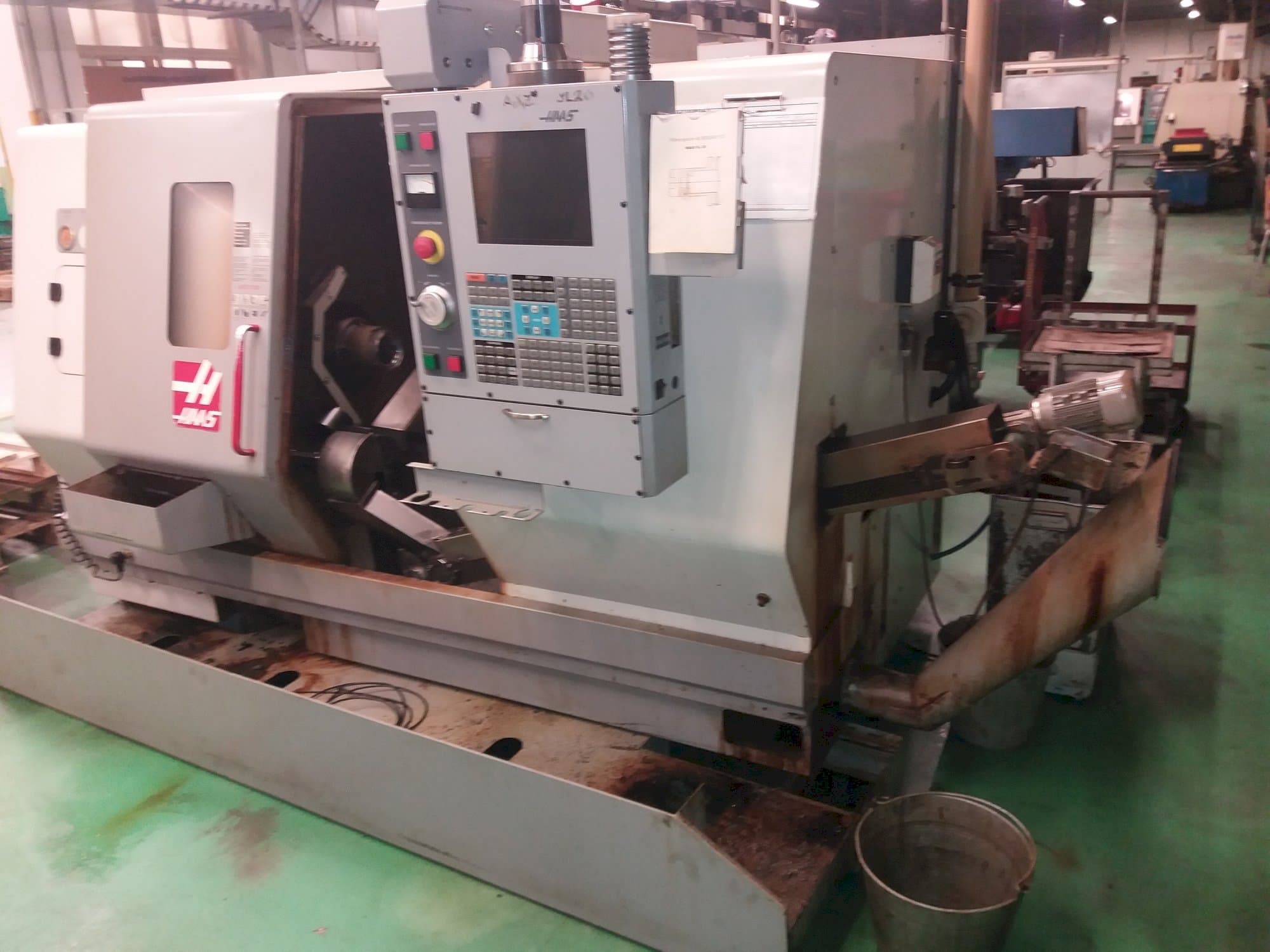 A HAAS SL-20HE gép elölnézete