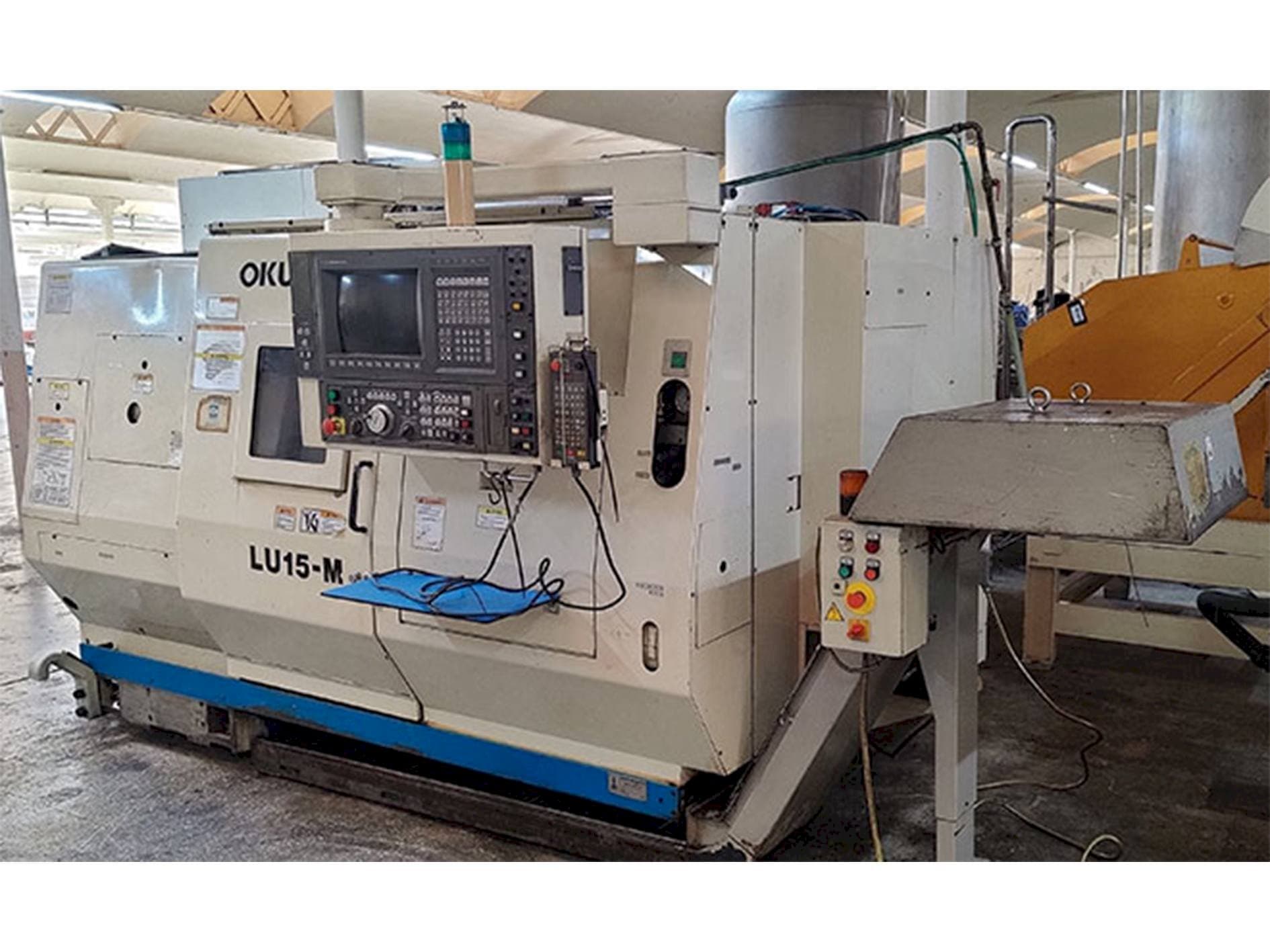 A Okuma LU-15M  gép elölnézete