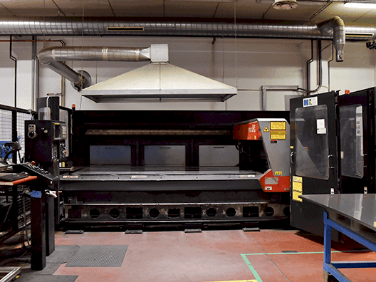 A AMADA FO-3015 gép elölnézete