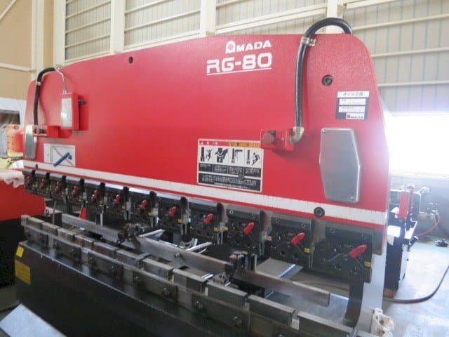 A AMADA RG-80 ABG  gép elölnézete