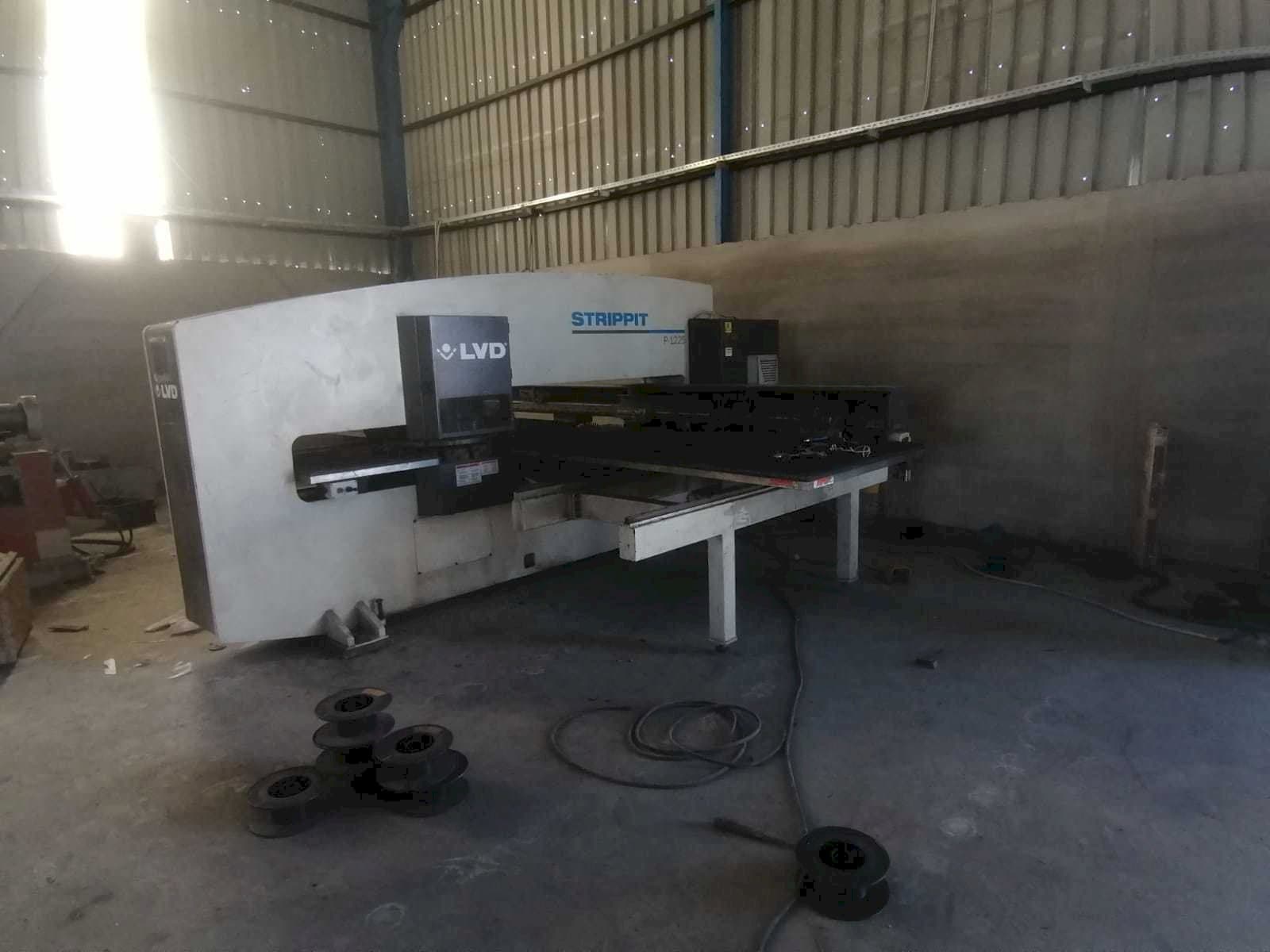 A LVD P-1225 gép elölnézete