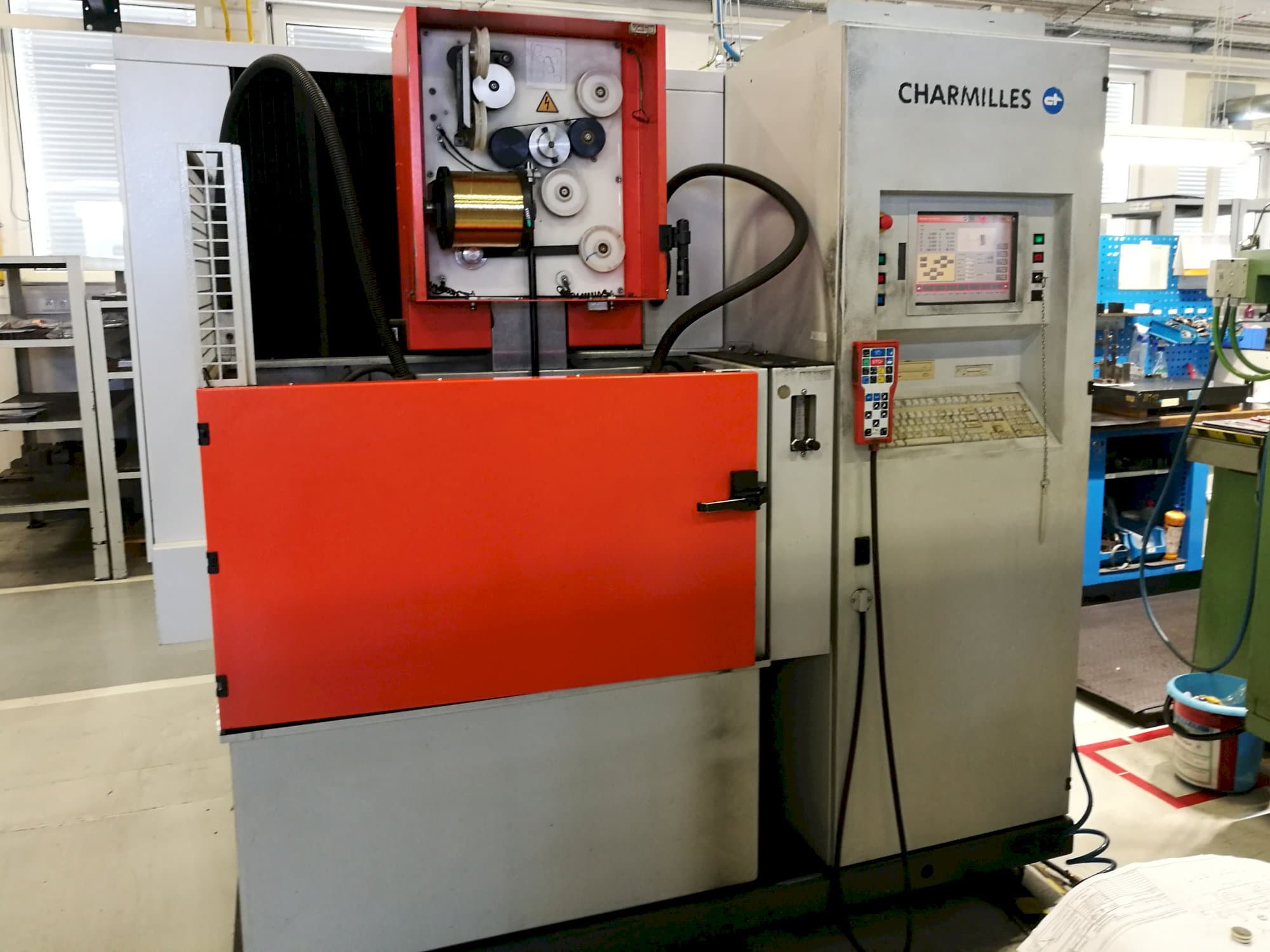 A CHARMILLES ROBOFIL 240 SL  gép elölnézete