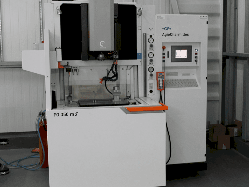 A AgieCharmilles FO350MS gép elölnézete