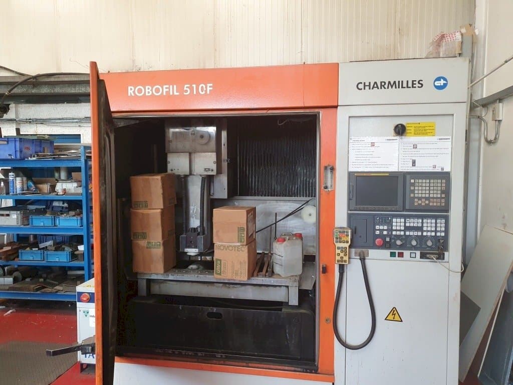 A CHARMILLES Robofil 510F gép elölnézete