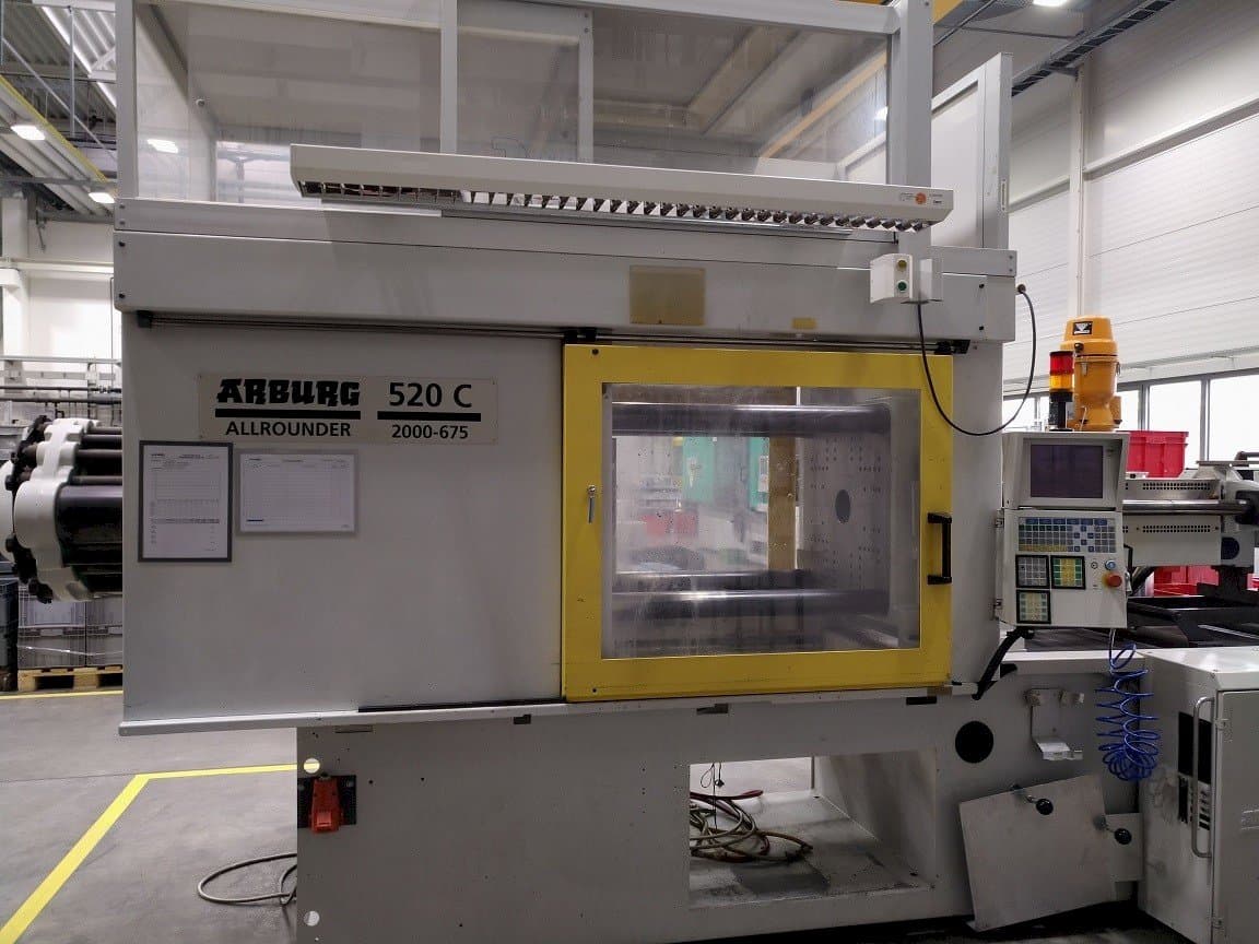 A Arburg 520 C 2000–675 gép elölnézete