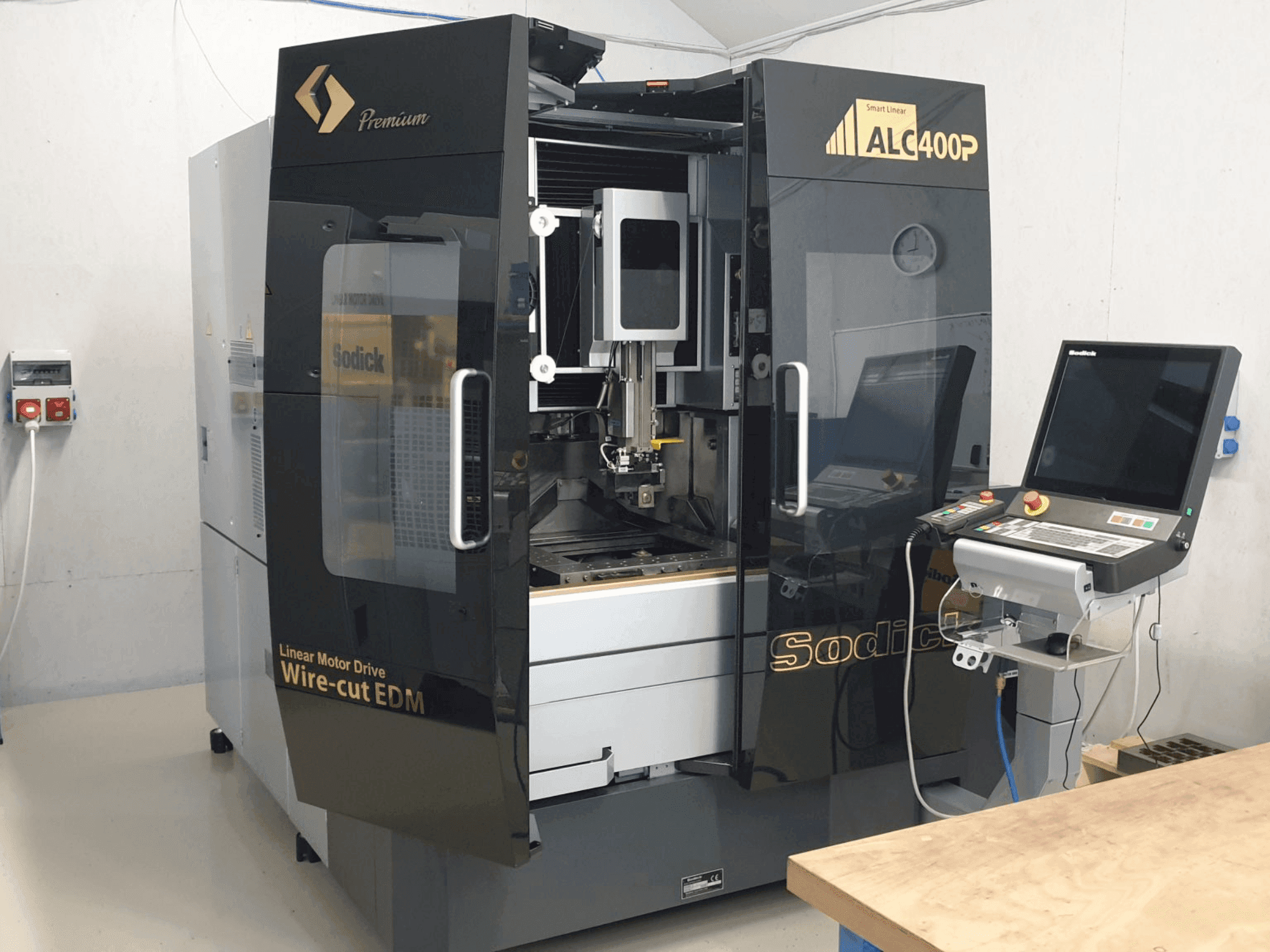 A Sodick SODICK ALC400P gép elölnézete