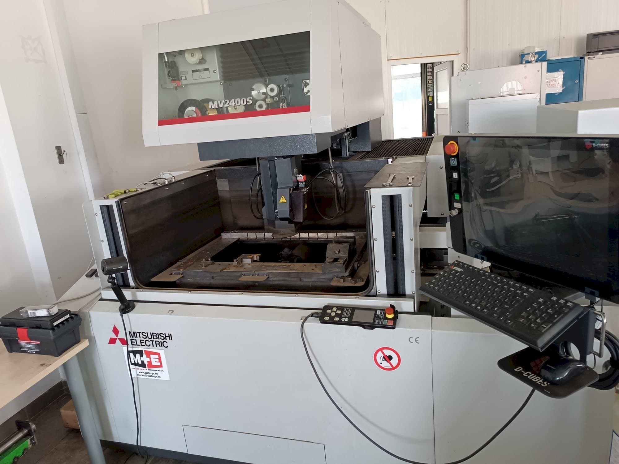 A Mitsubishi MV2400S gép elölnézete