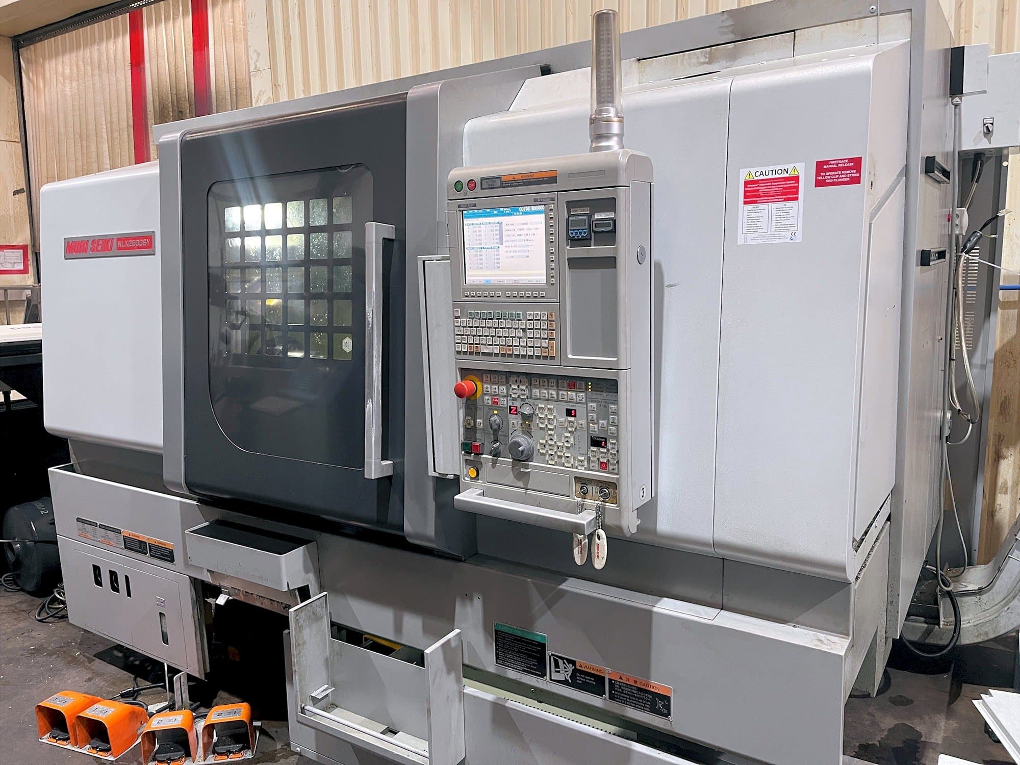 A MORI SEIKI NL X2500SY/700 gép elölnézete