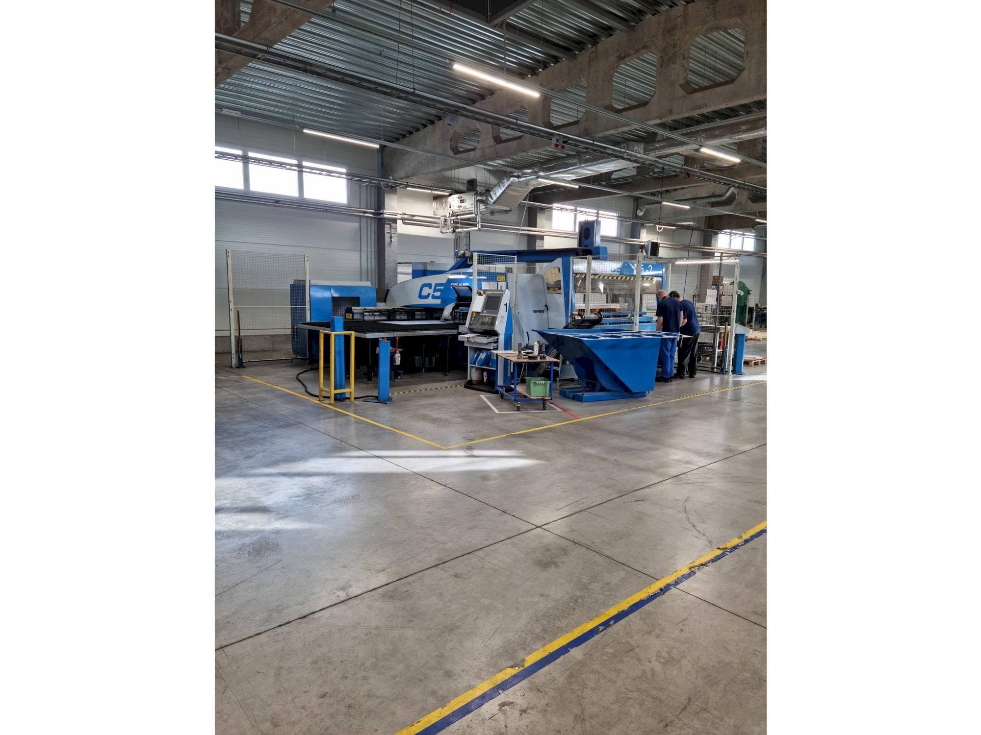 A Finn-Power C5 + Compact Express gép oldalnézete