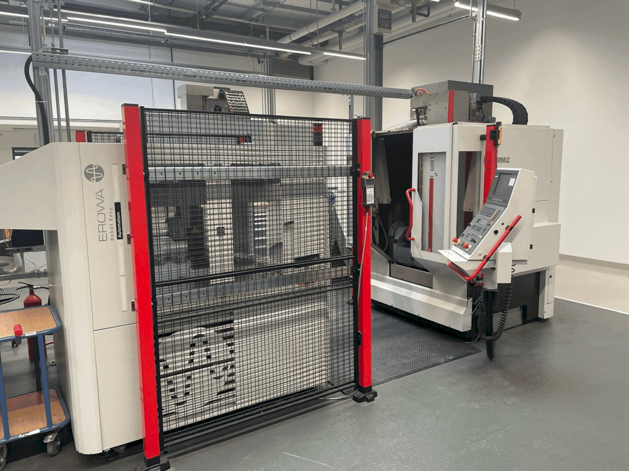 A HERMLE C 600-U + EROWA Robot easy automation gép elölnézete